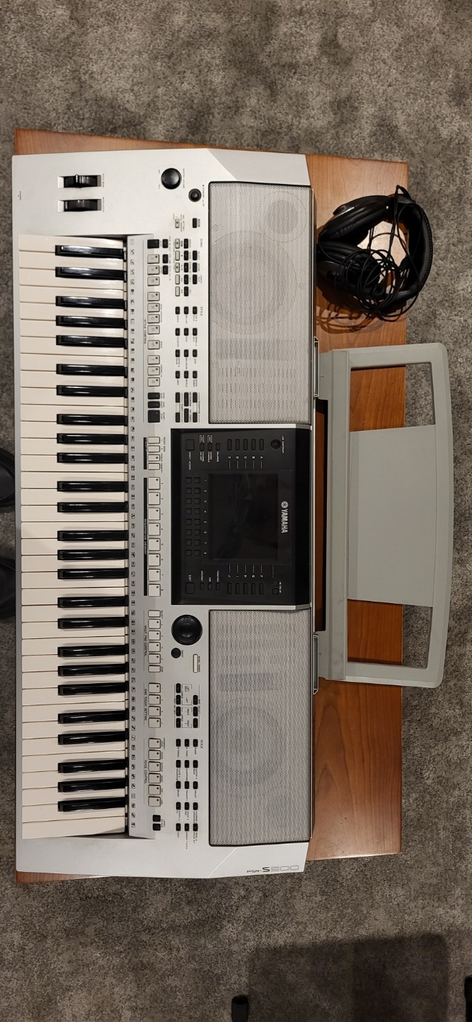 Synthétiseur Yamaha Portatone PSR-S900 (2007)