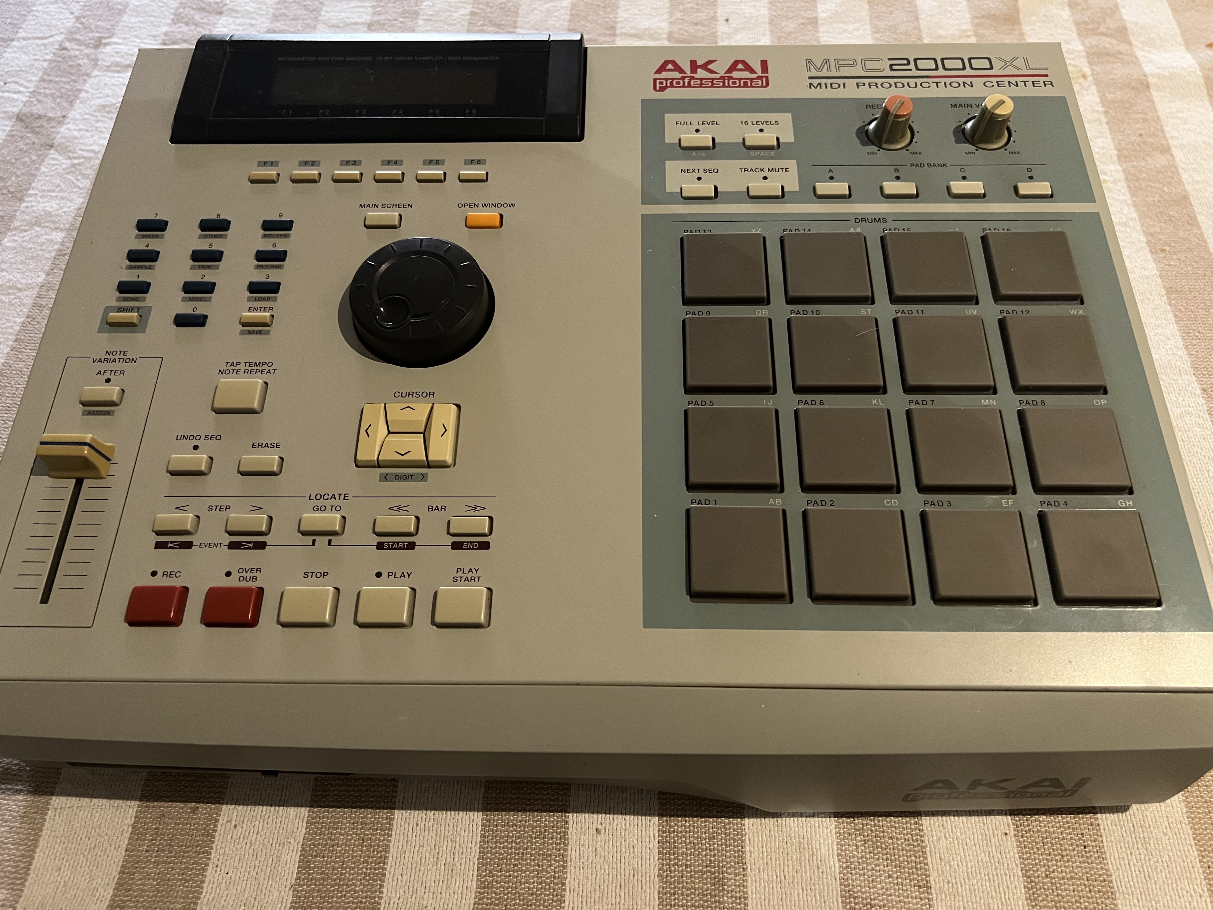 AKAI MPC 2000 XL