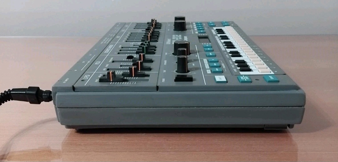 Roland MC-202 (15193)