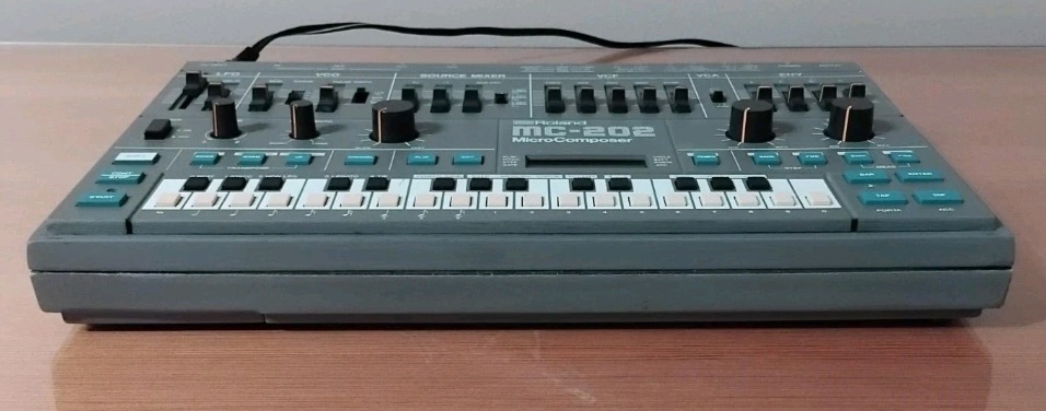 Roland MC-202 (44086)