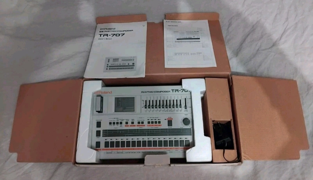 Roland TR-707 