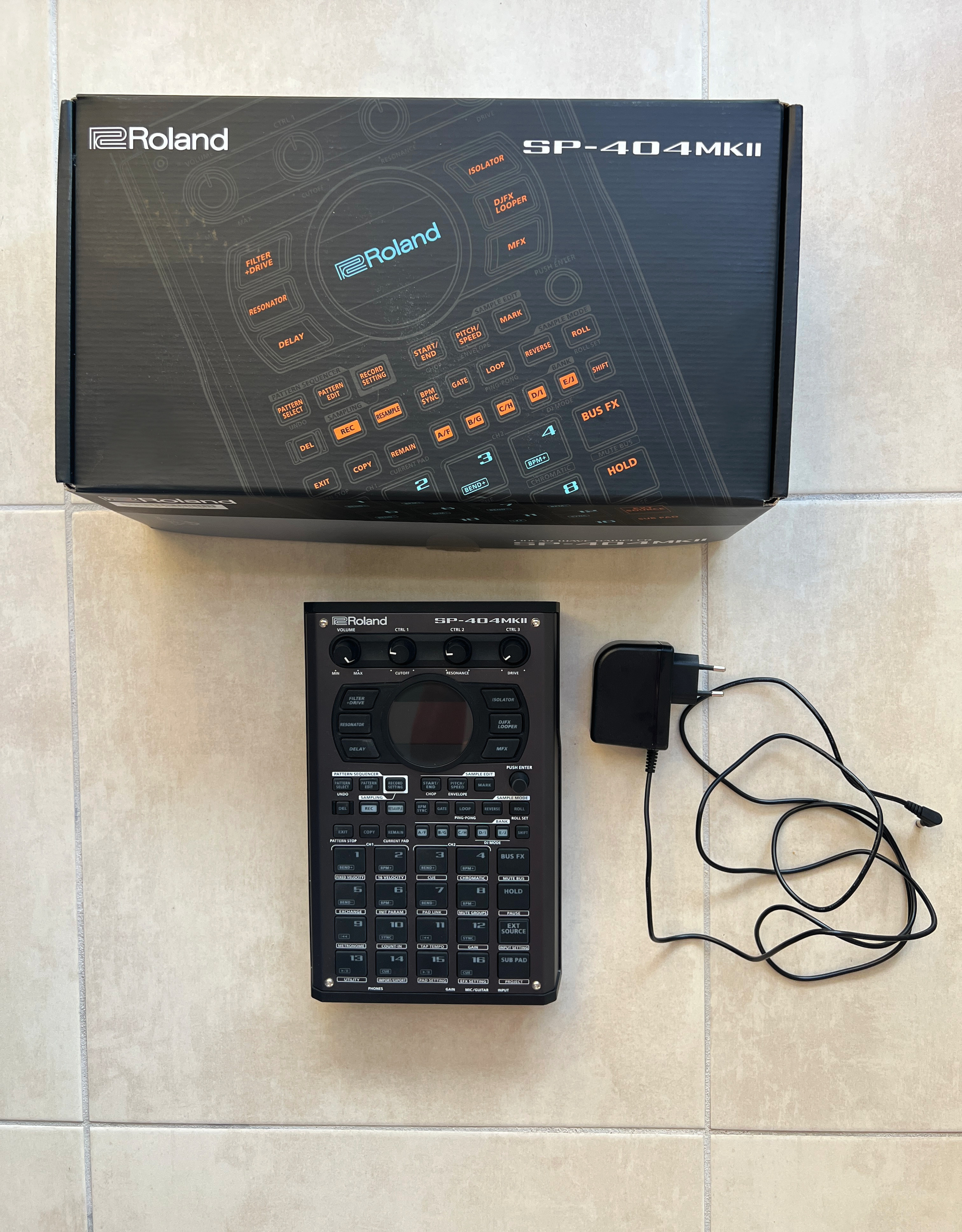 Roland SP-404 MKII comme neuf dans sa boite d'origine
