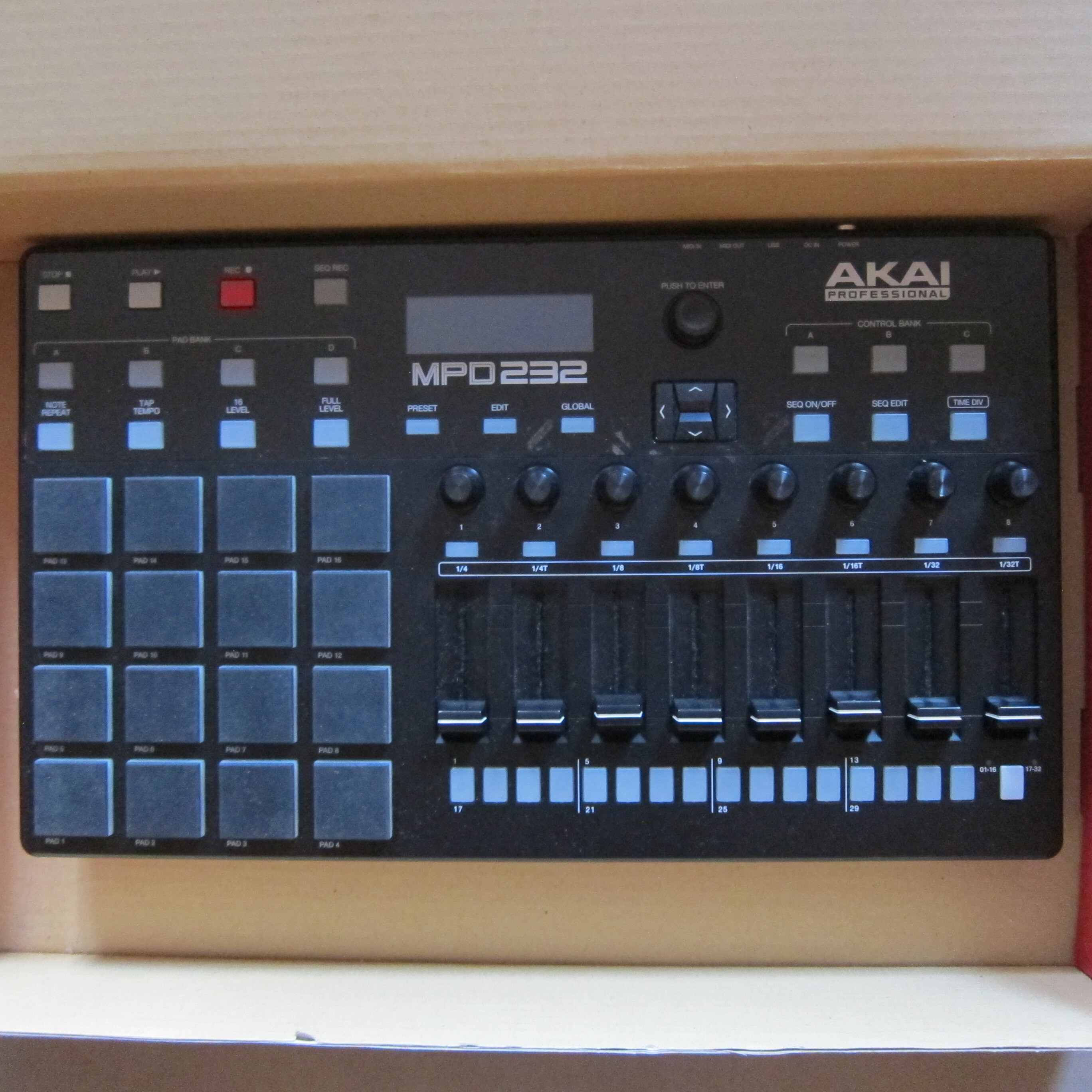 Vends contrôleur AKAI MPD 232, accessoires au complet