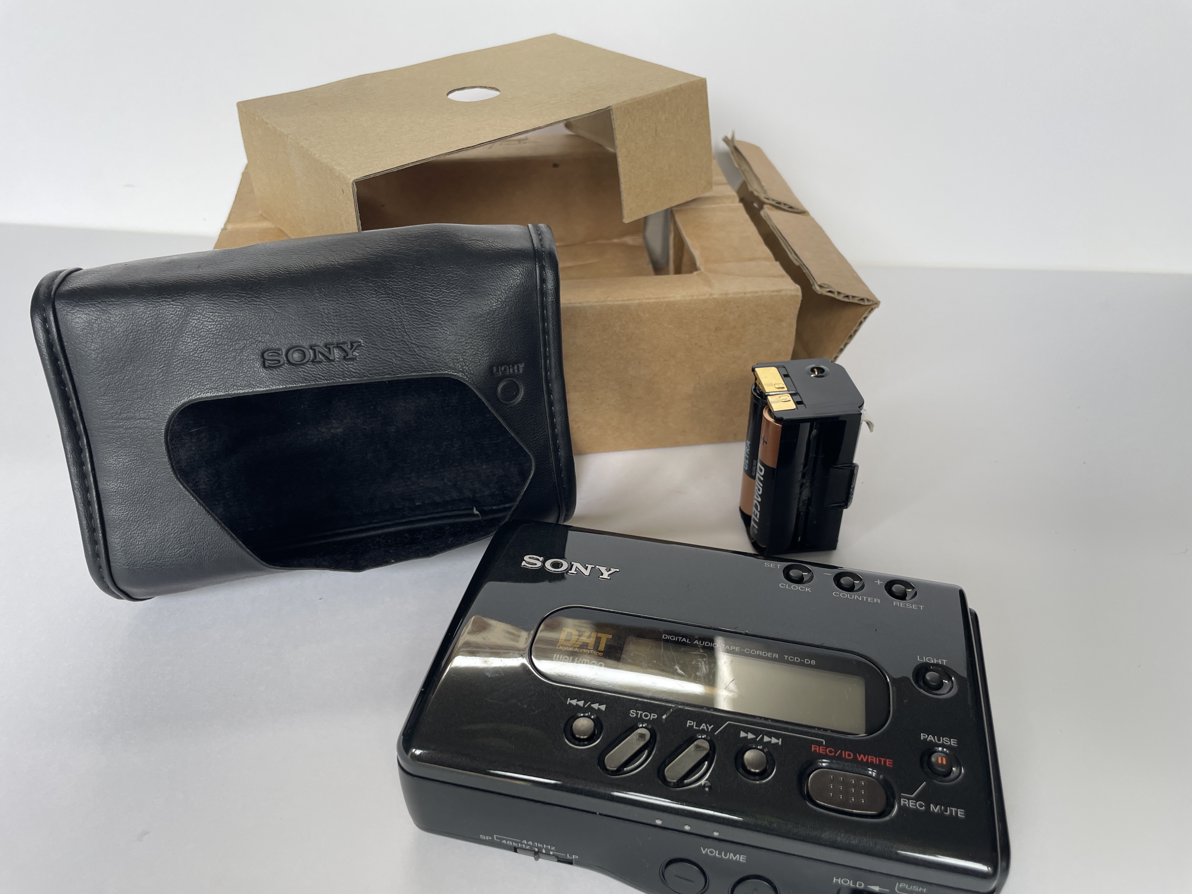 Vends SONY TCD-D8 avec câble dédié. 