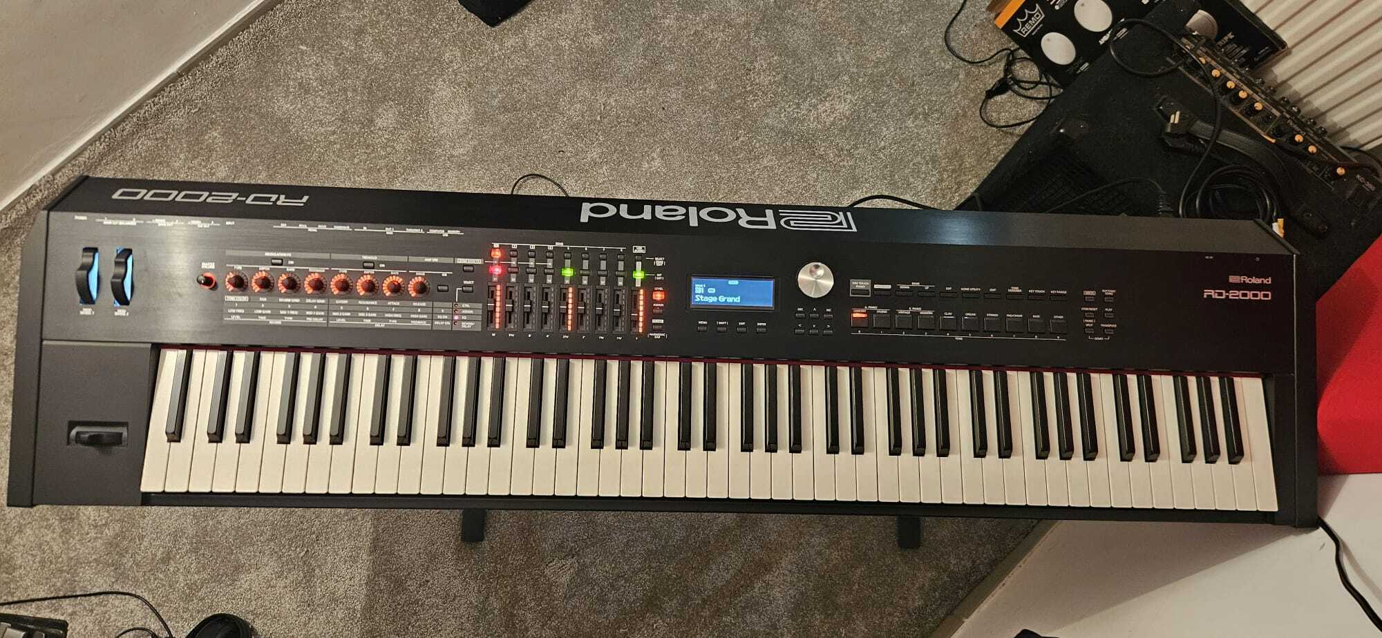 Roland RD-2000 – Piano de scène professionnel – État comme neuf