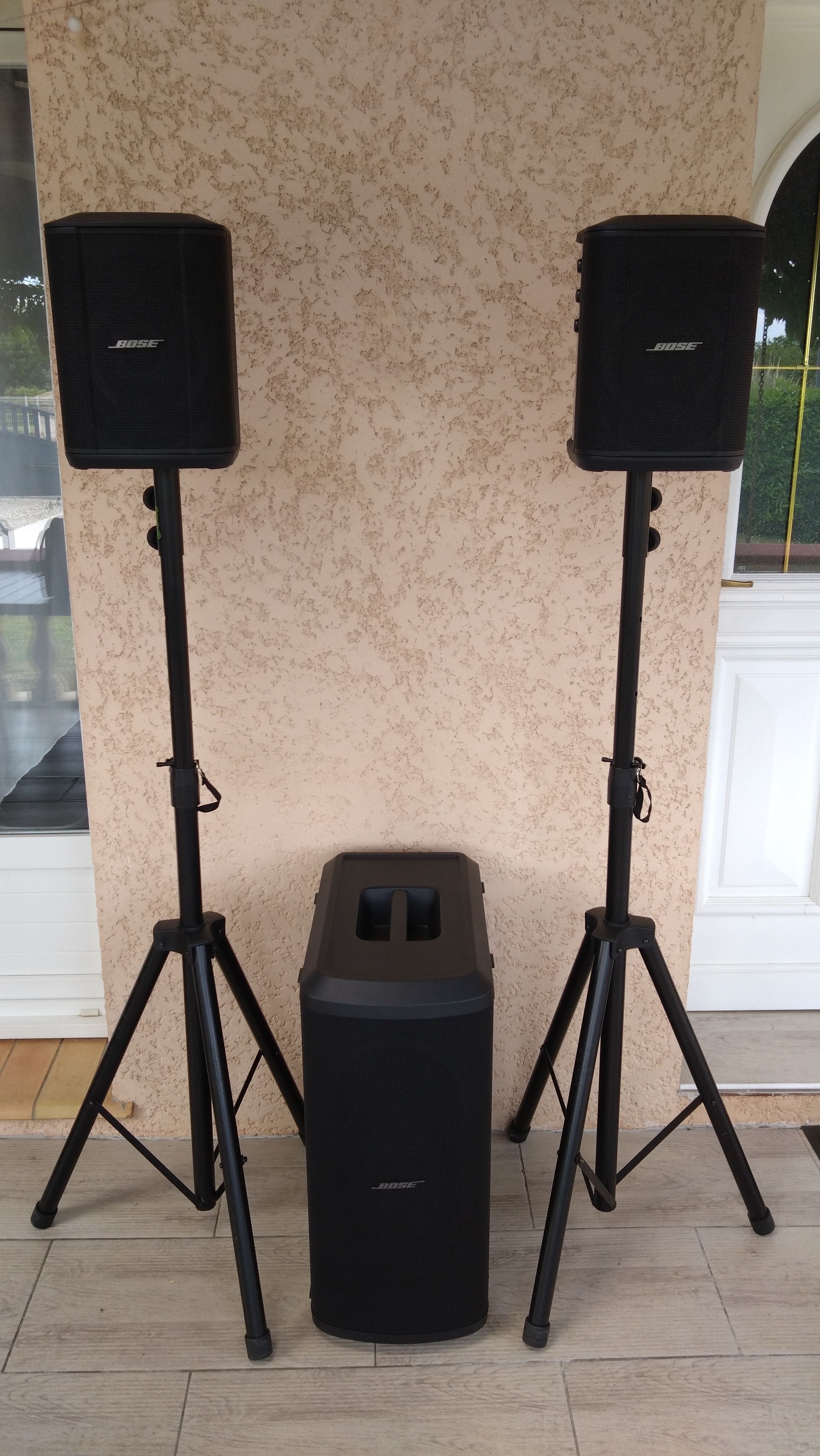 BOSE sonorisation 2.1 : 2 x S1 PRO + avec housses, 1 x SUB 2 avec valise et housse BOSE et 2 x pieds avec housse