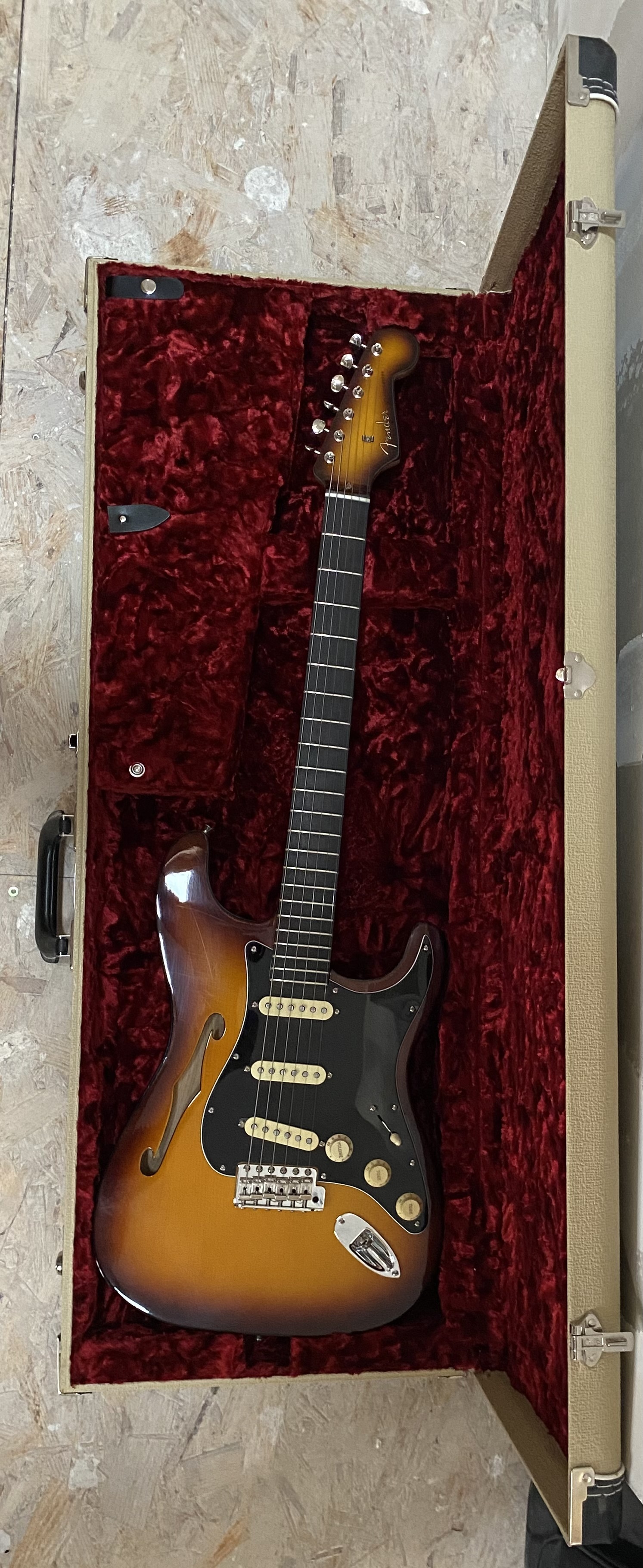 Vends Fender ltd Stratocaster Suona