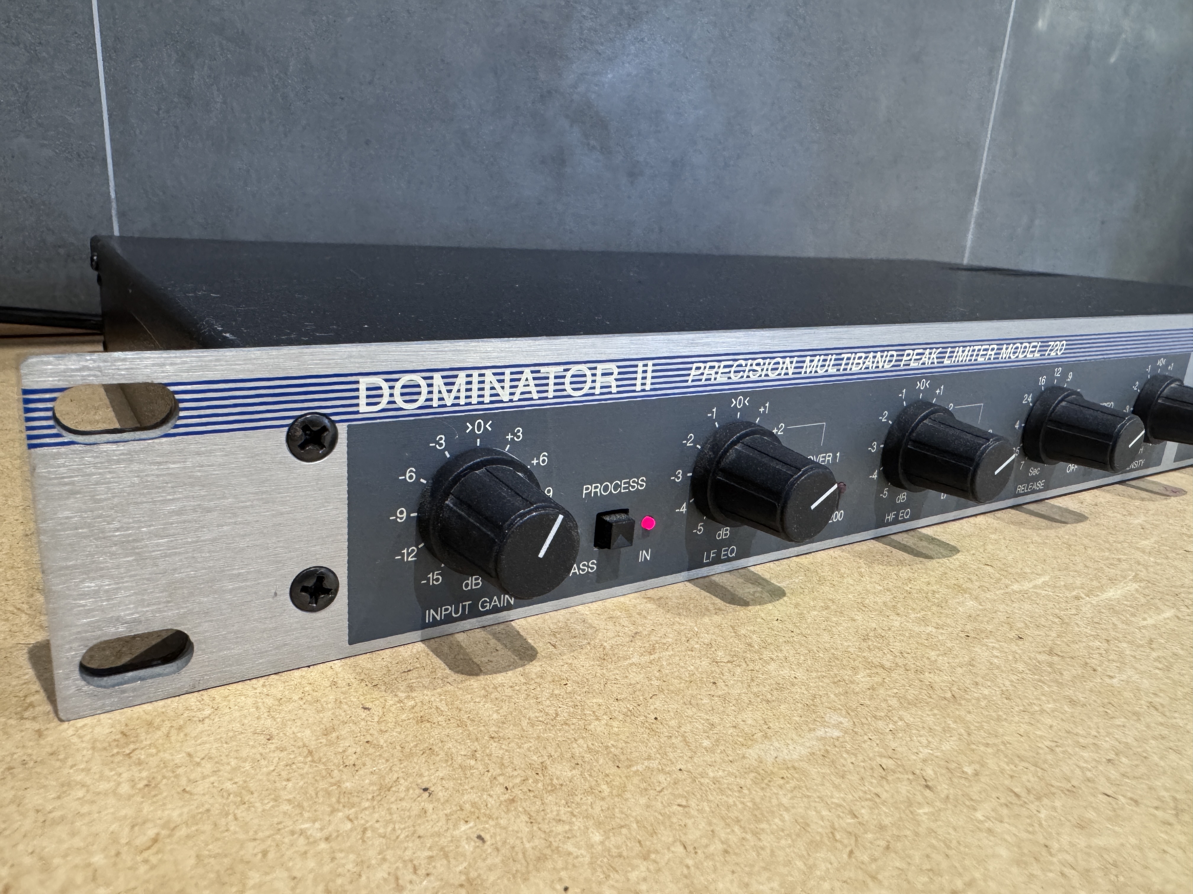 Aphex 720 Dominator II