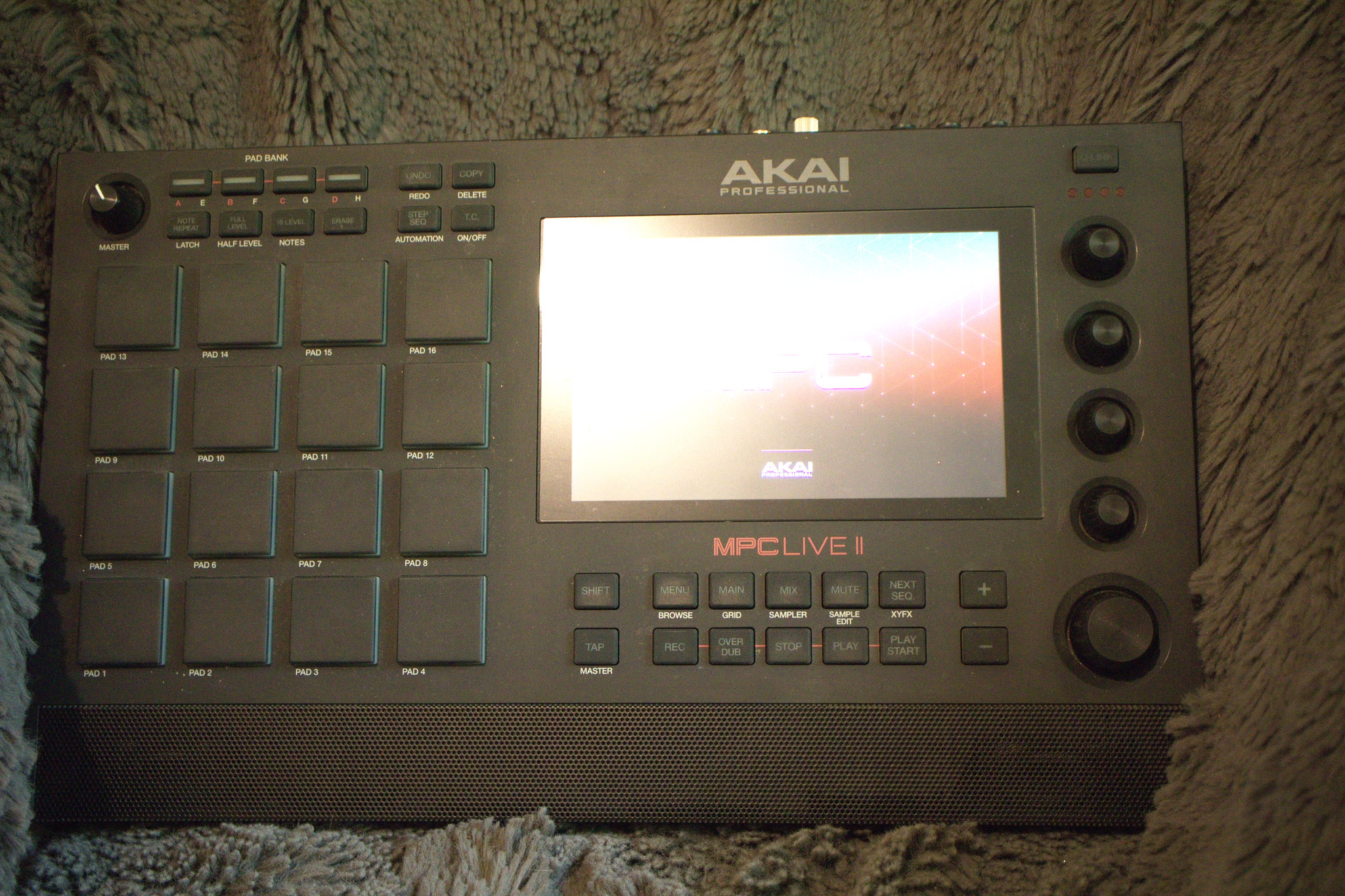 Akai MPC Live 2 + HDD 500 Go – Très bon état