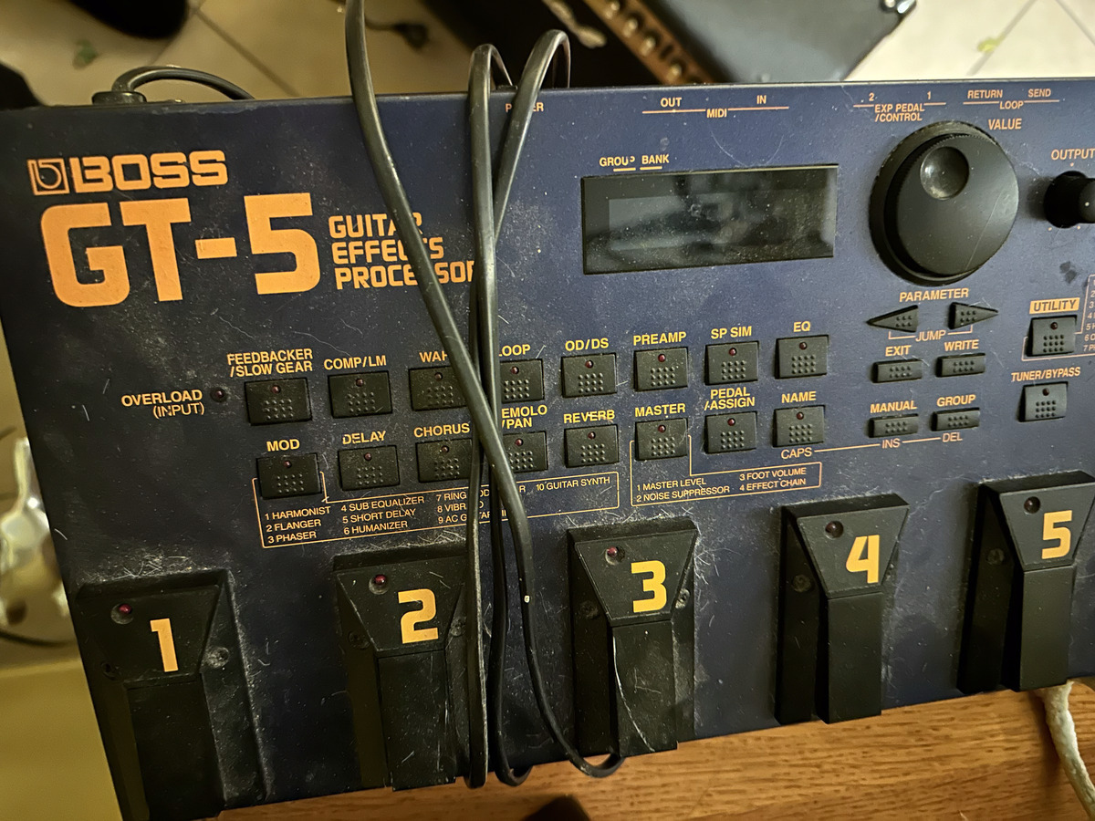 Vends Boss GT-5 multi-effets guitare made in Japan + adaptateur