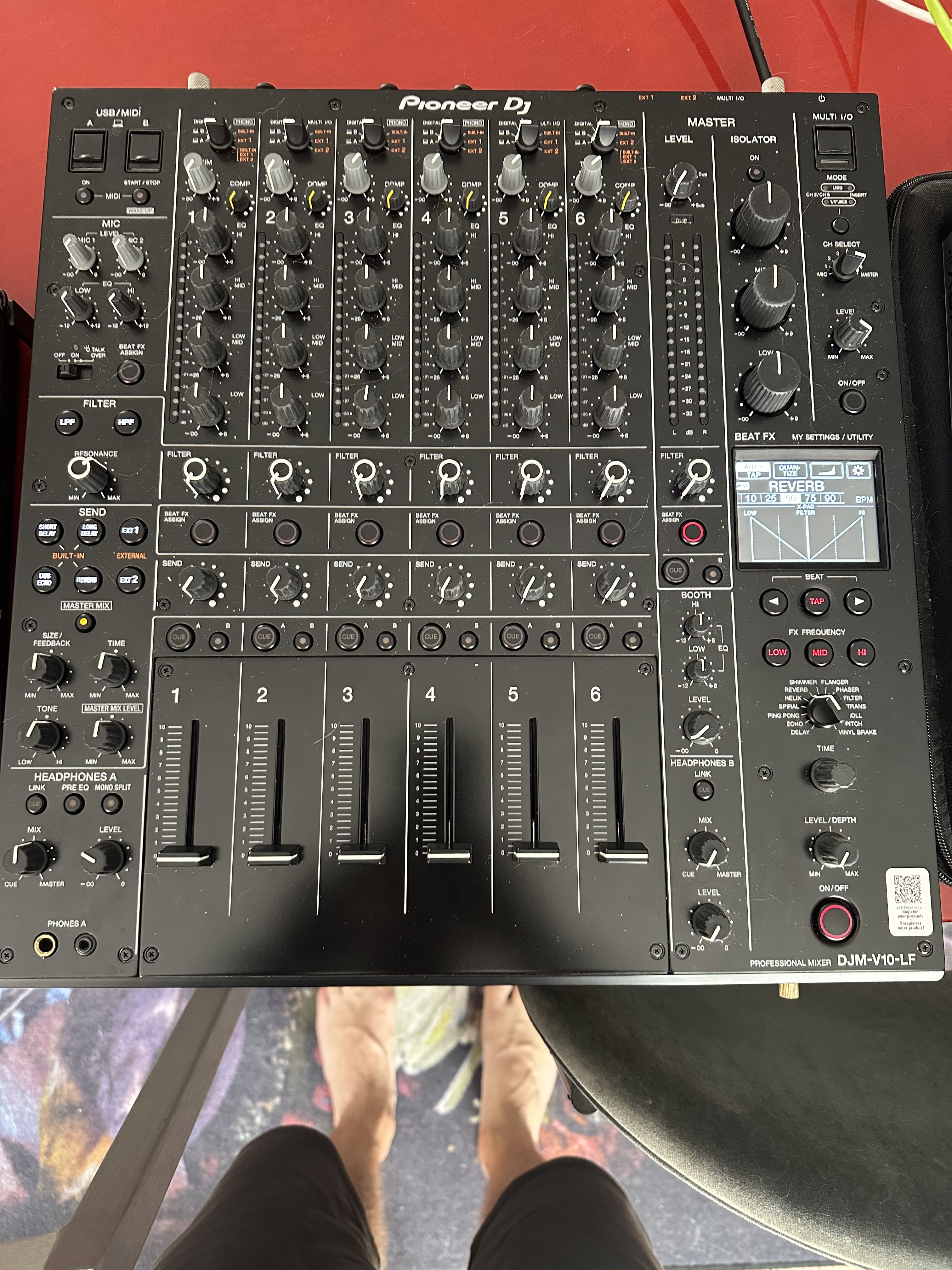 Pioneer DJM-V10 (2024) — COMME NEUVE , jamais sortie de l’appart. Avec deck saver de 150€ 