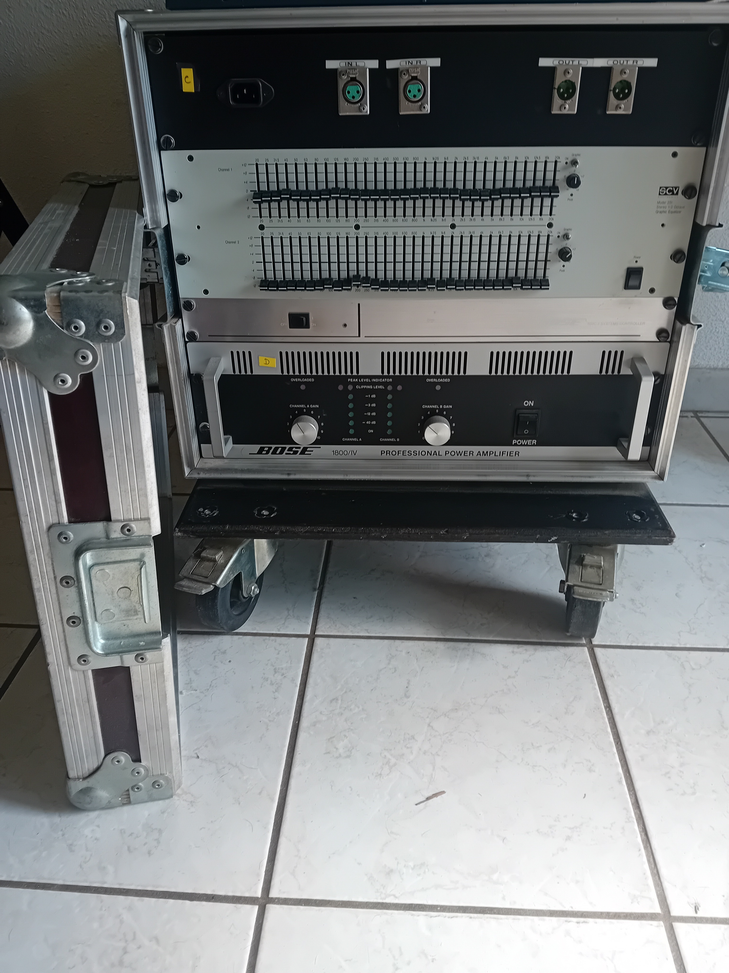 Vends fly case a roulettes comprenant 1 ampli bose 1800 serie IV et un equalizer scv  231sp