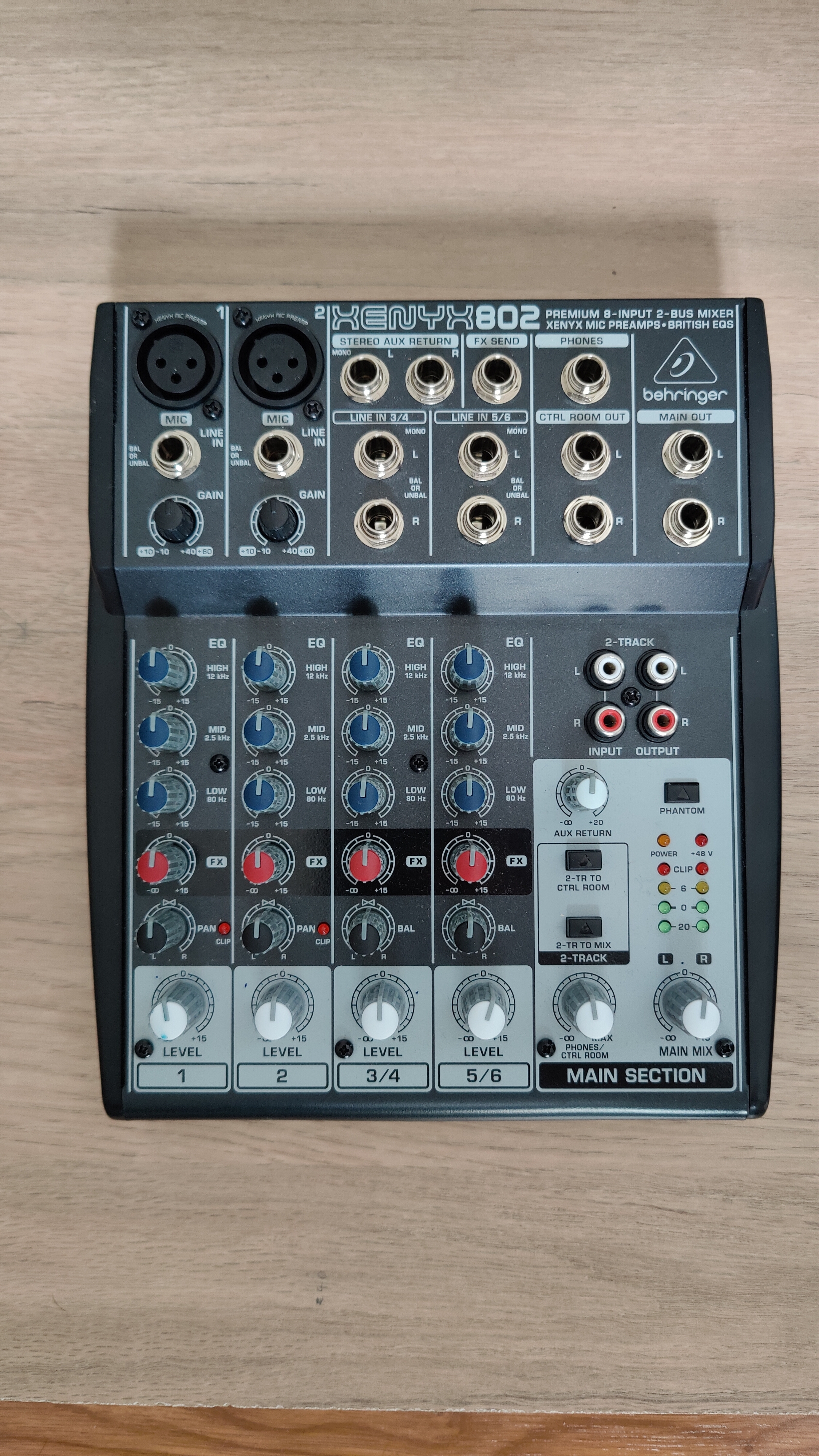 Table de mixage Behringer Xenyx 802