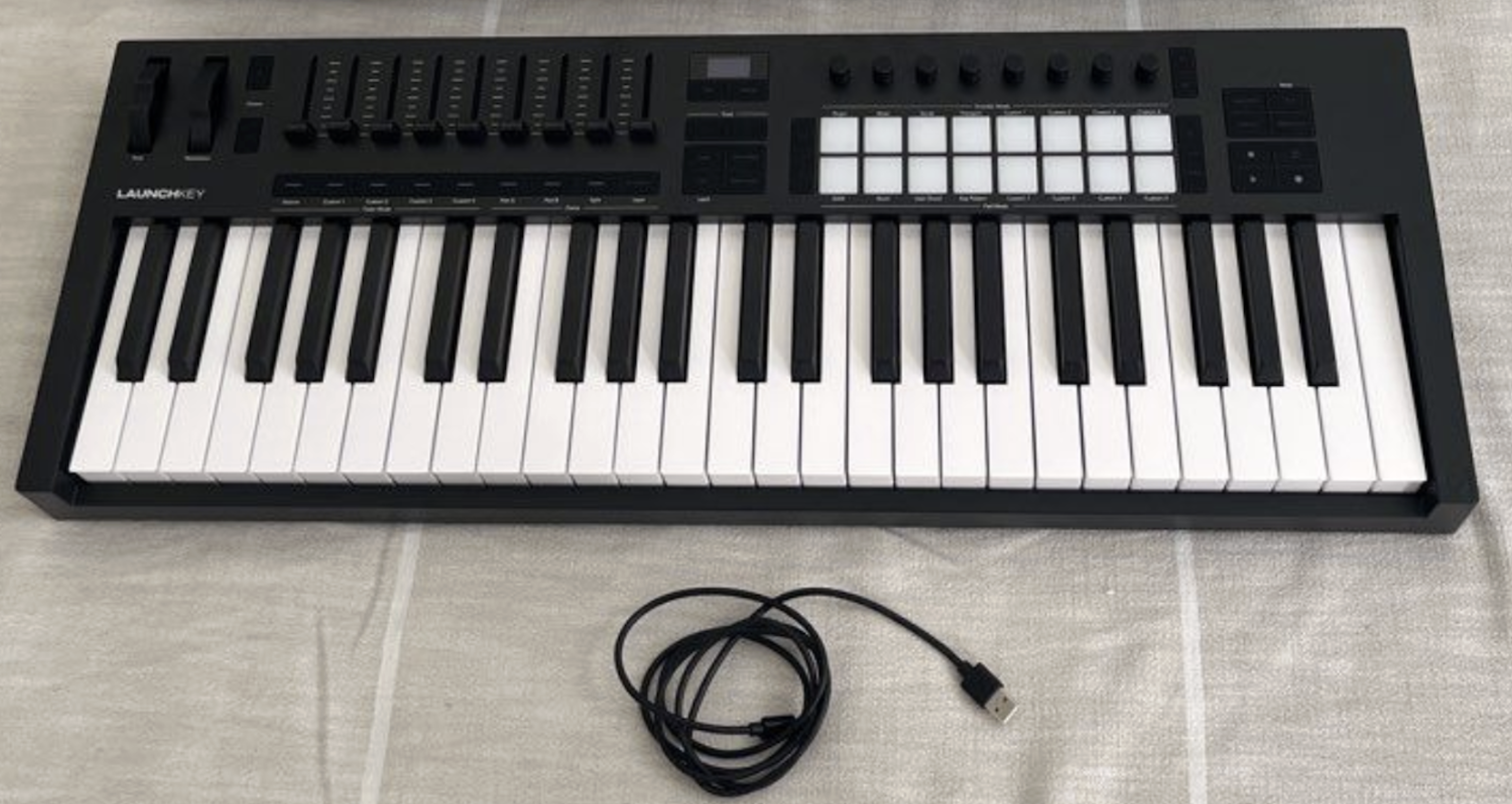 Vends Launchkey 49 MK4 Novation Clavier Midi 