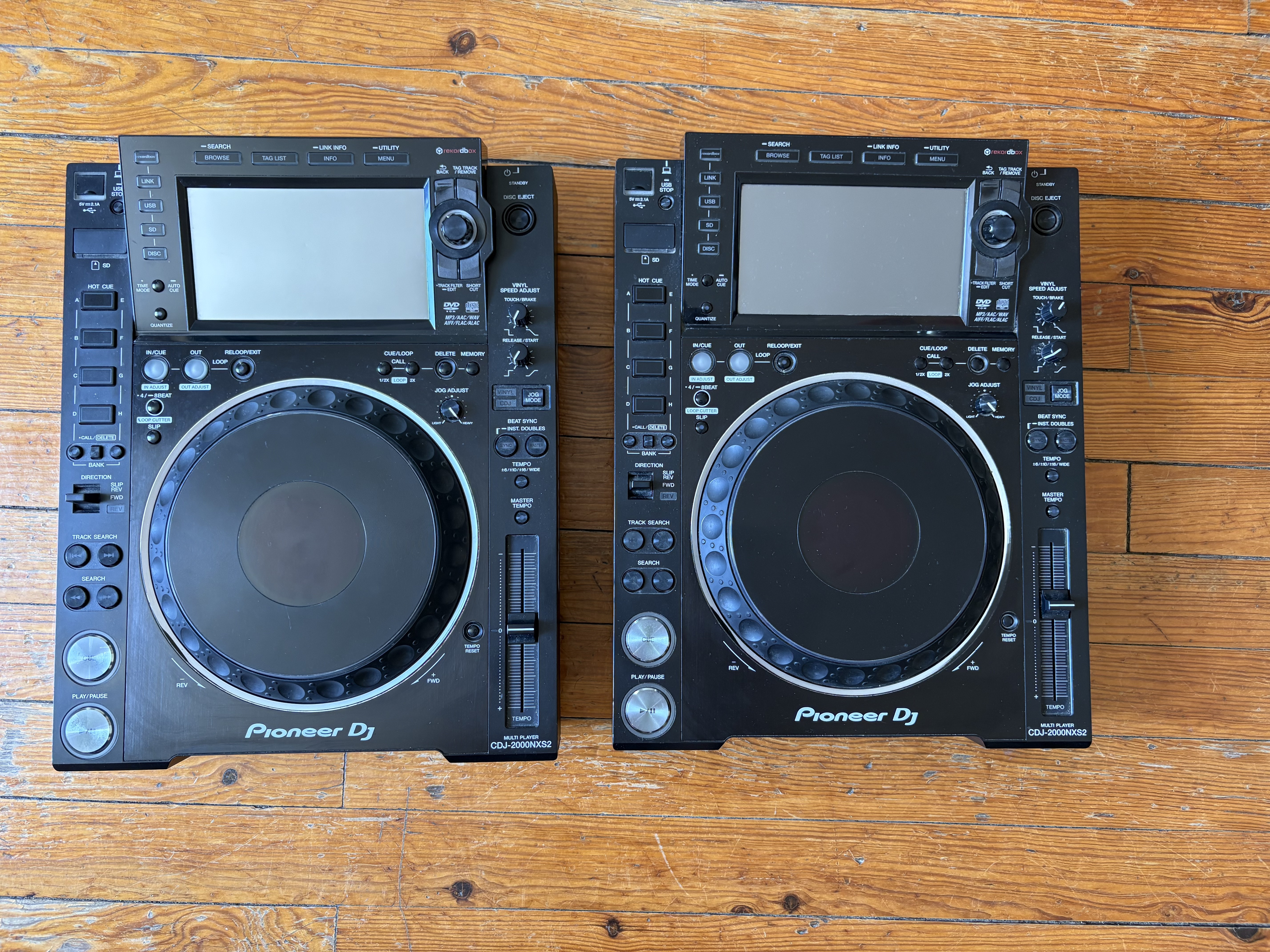 Vends  2  CDJ 2000 NX2 Pionner DJ + Flightcase + Decksaver 