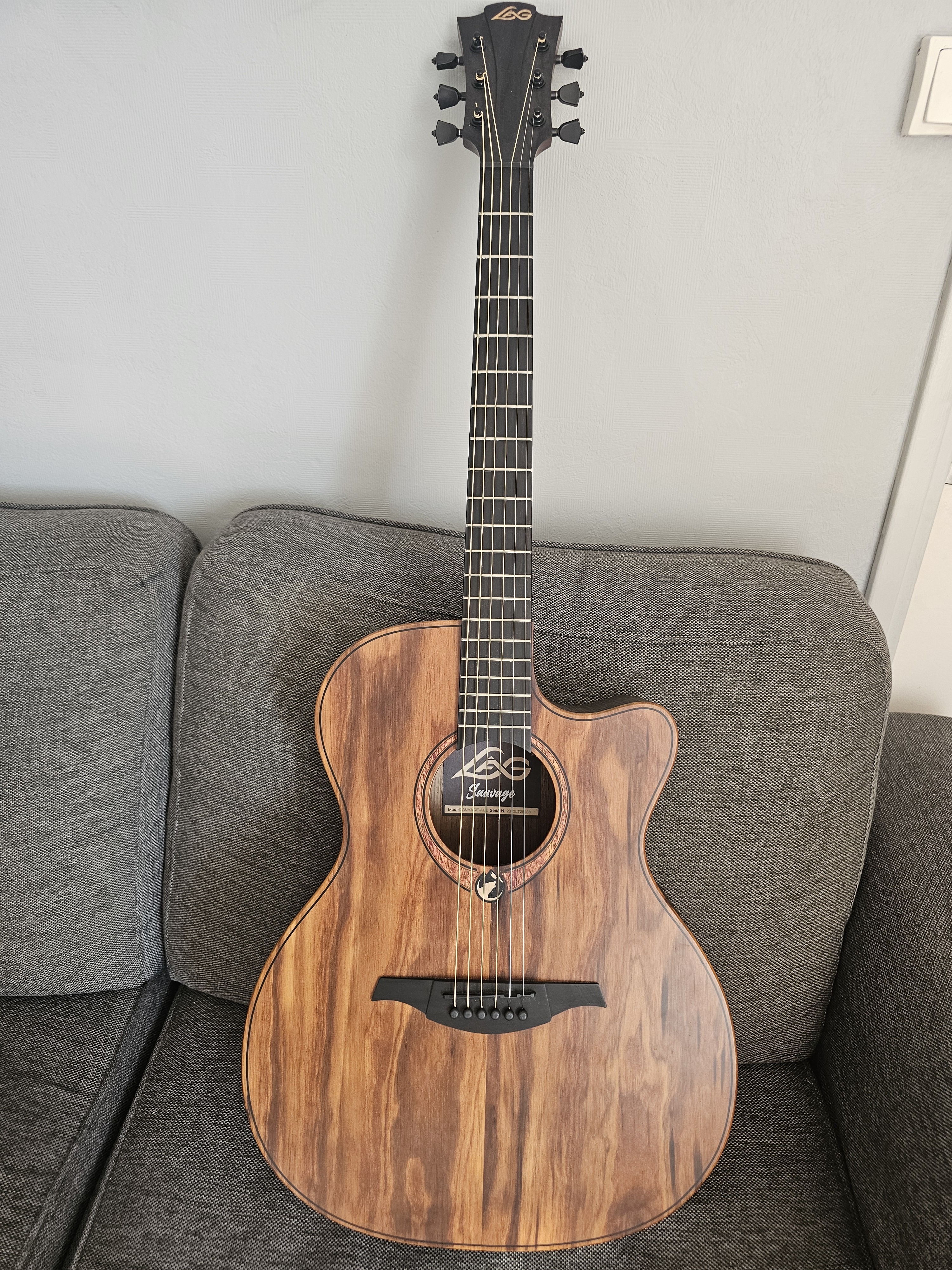 Guitare électro-acoustique Lâg Sauvage-ACE avec sa flycase