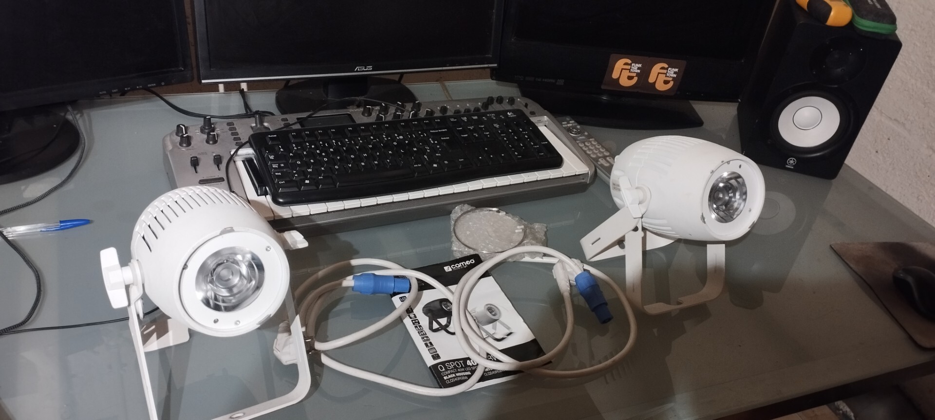 Vend 2 Cameo Q SPOT 40 RGBW