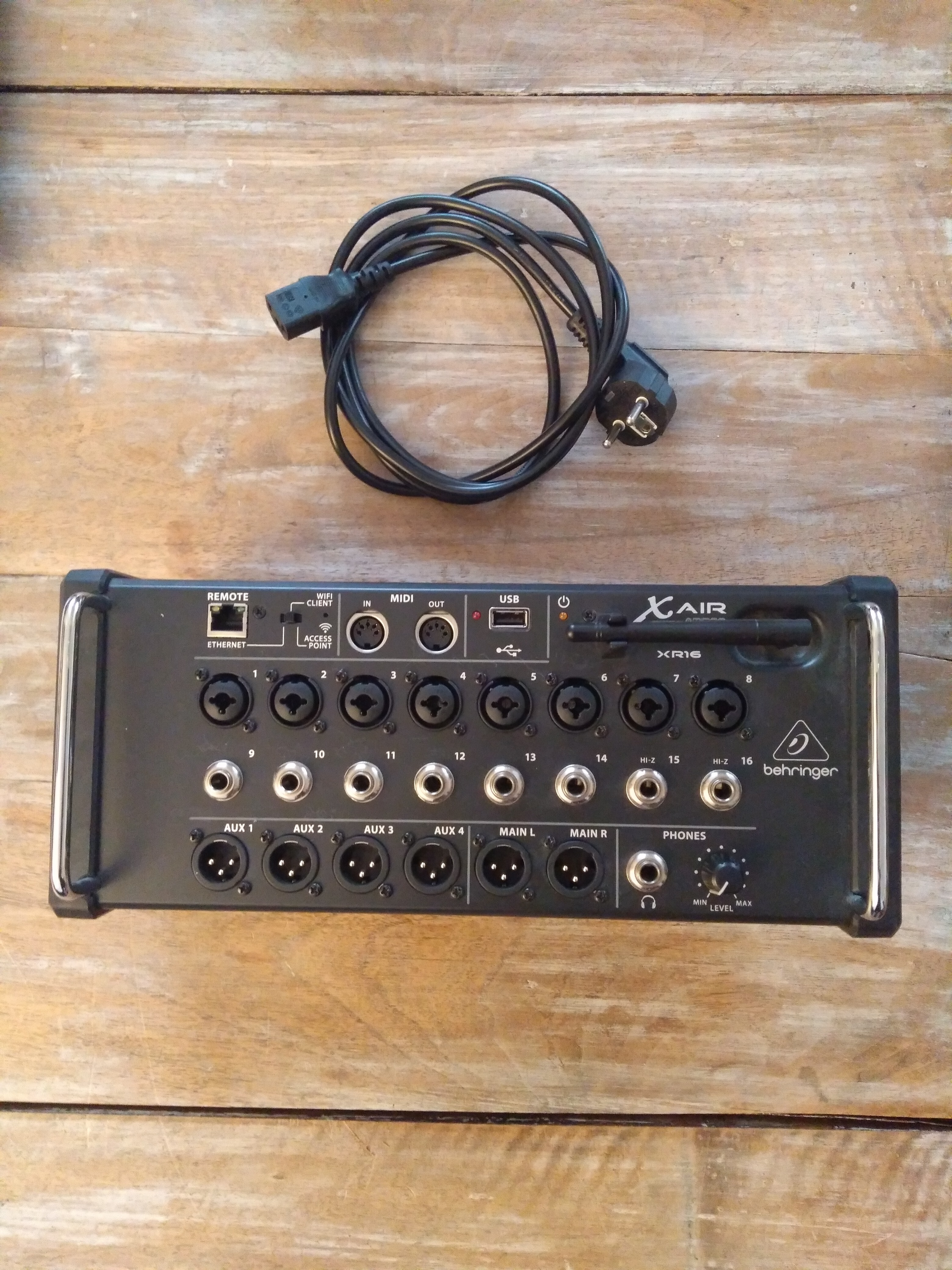 Vends Behringer XR12 table mix numérique