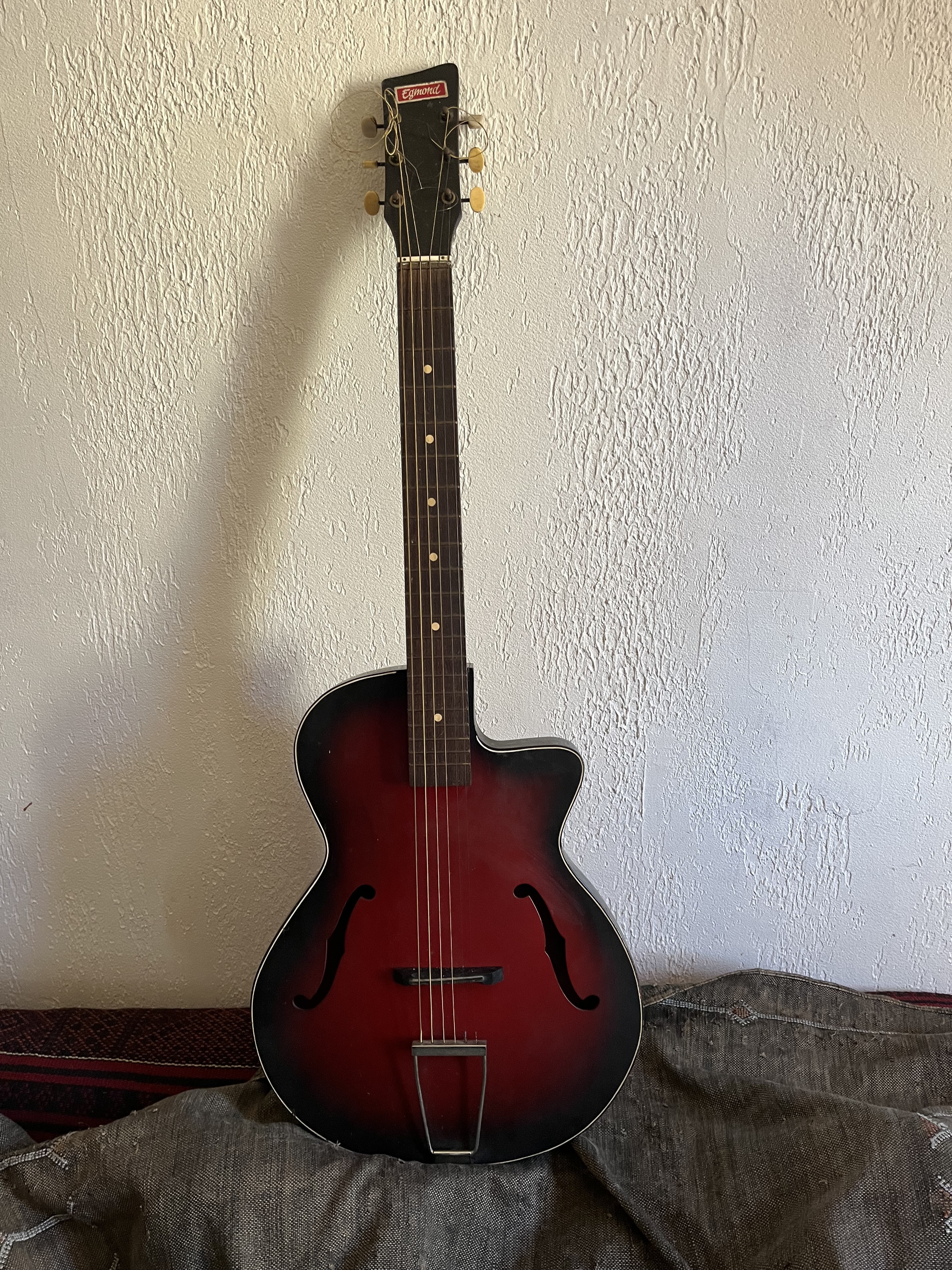 guitare Egmond modèle Archtop ou Lucky 7?