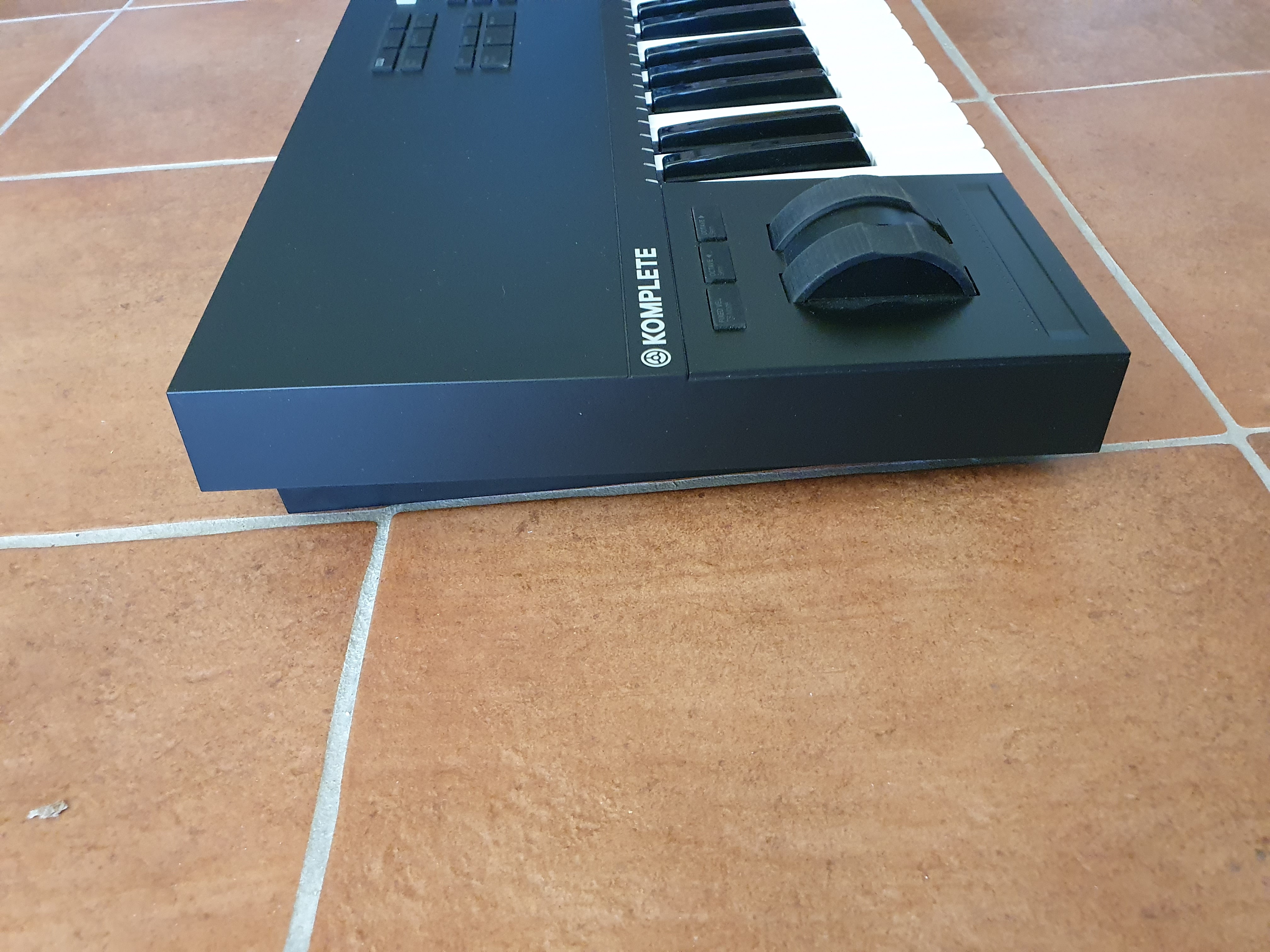 Komplete Kontrol S61 MK2-Vue côté gauche