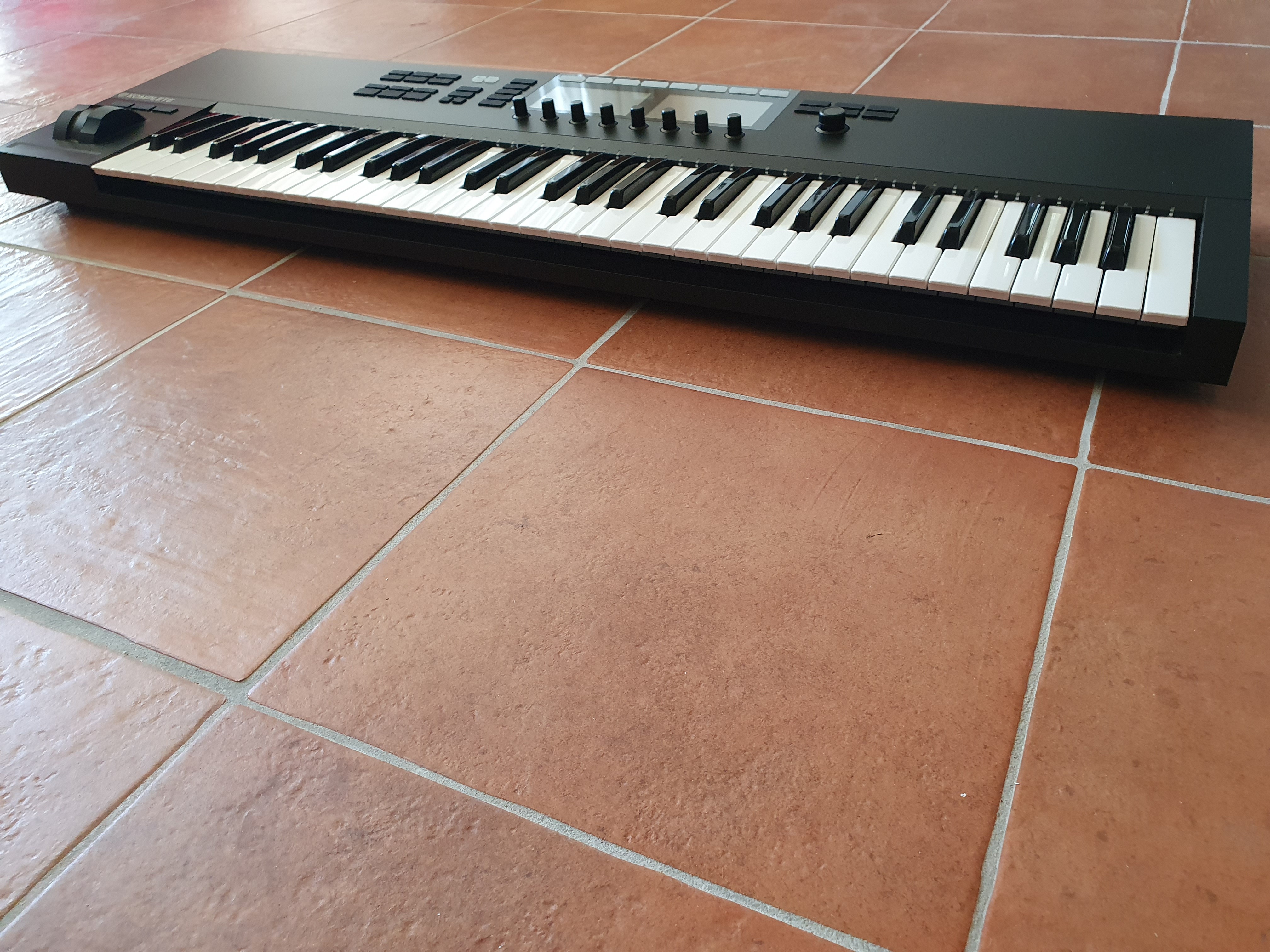 Komplete Kontrol S61 MK2-Vue face droit vers gauche