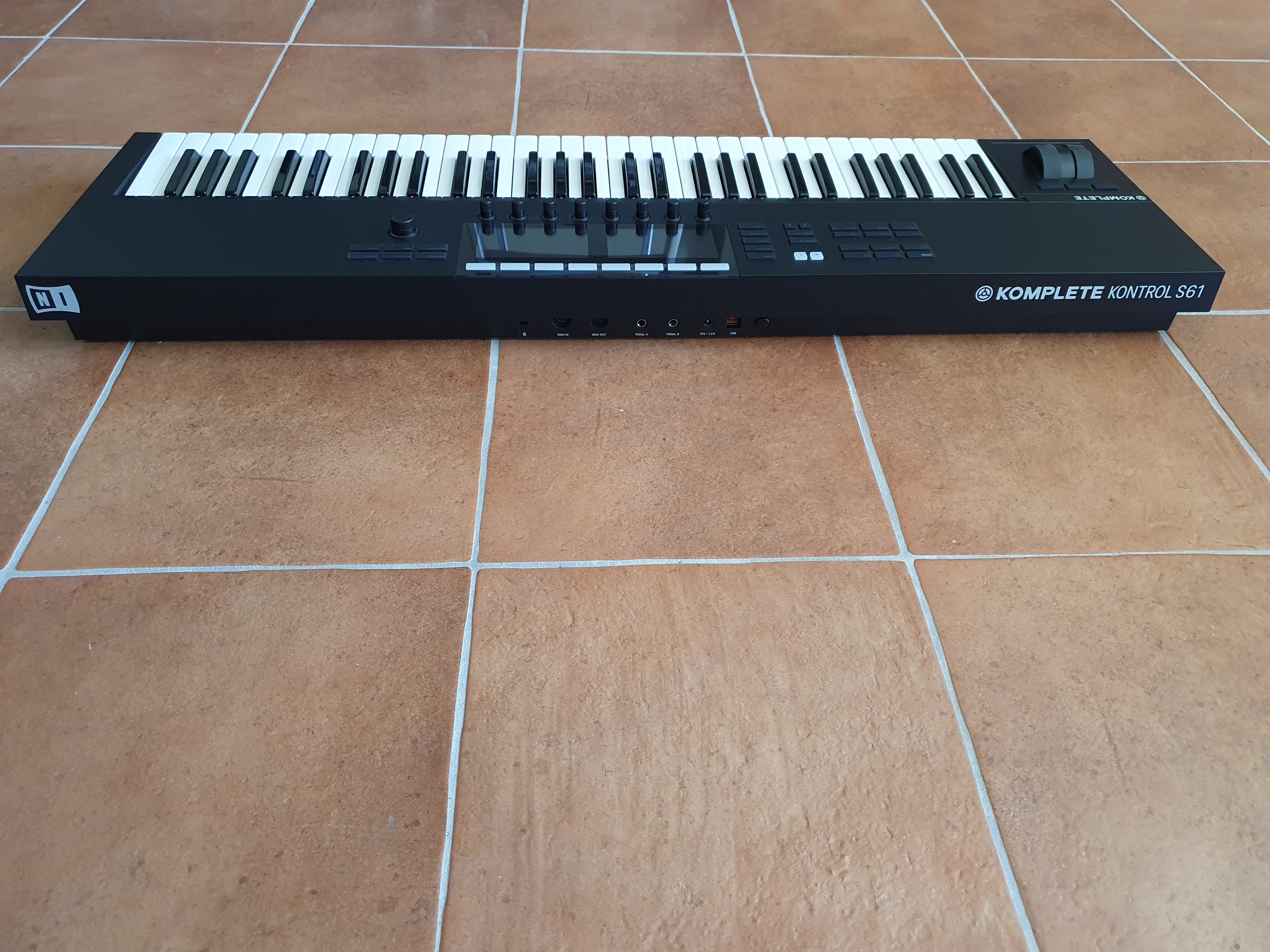 Komplete Kontrol S61 MK2-Vue arrière