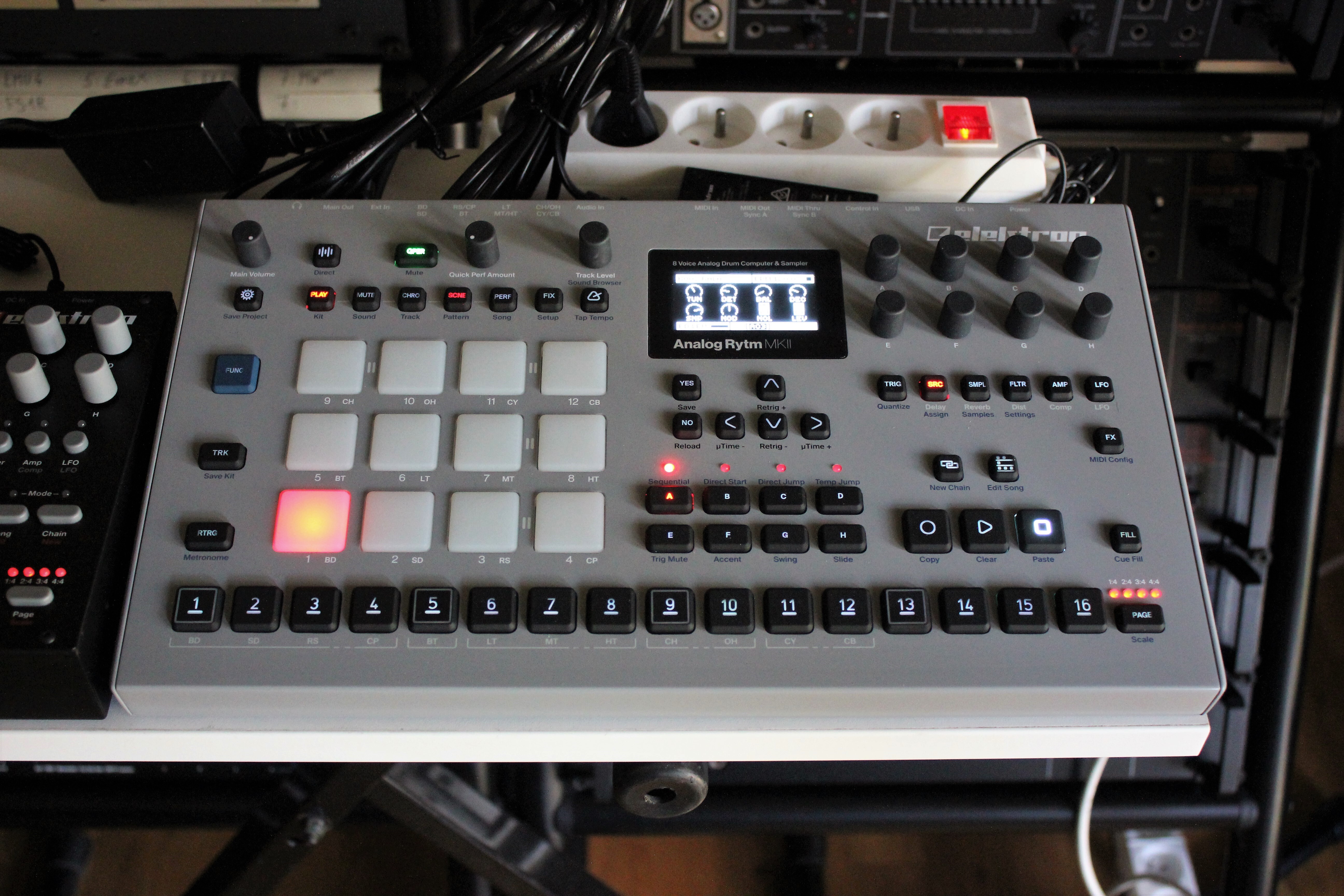 Vends Analog Rytm MKII avec decksaver