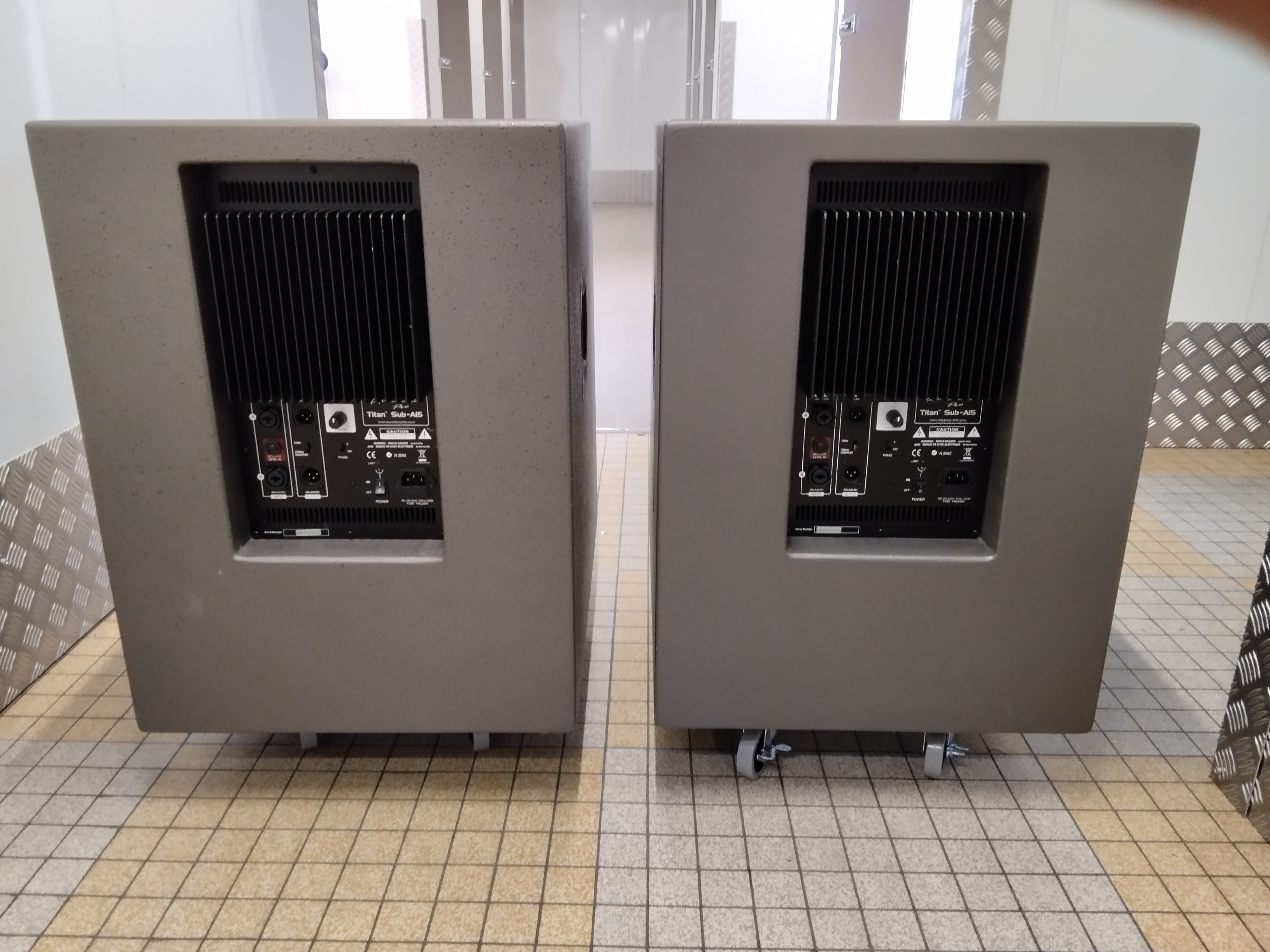 2 caissons de basse professionnels "actifs" Wharfedale TITAN SUB A 15 - 400 Watts RMS TBE UTILISÉ(S) moins de 10 fois.