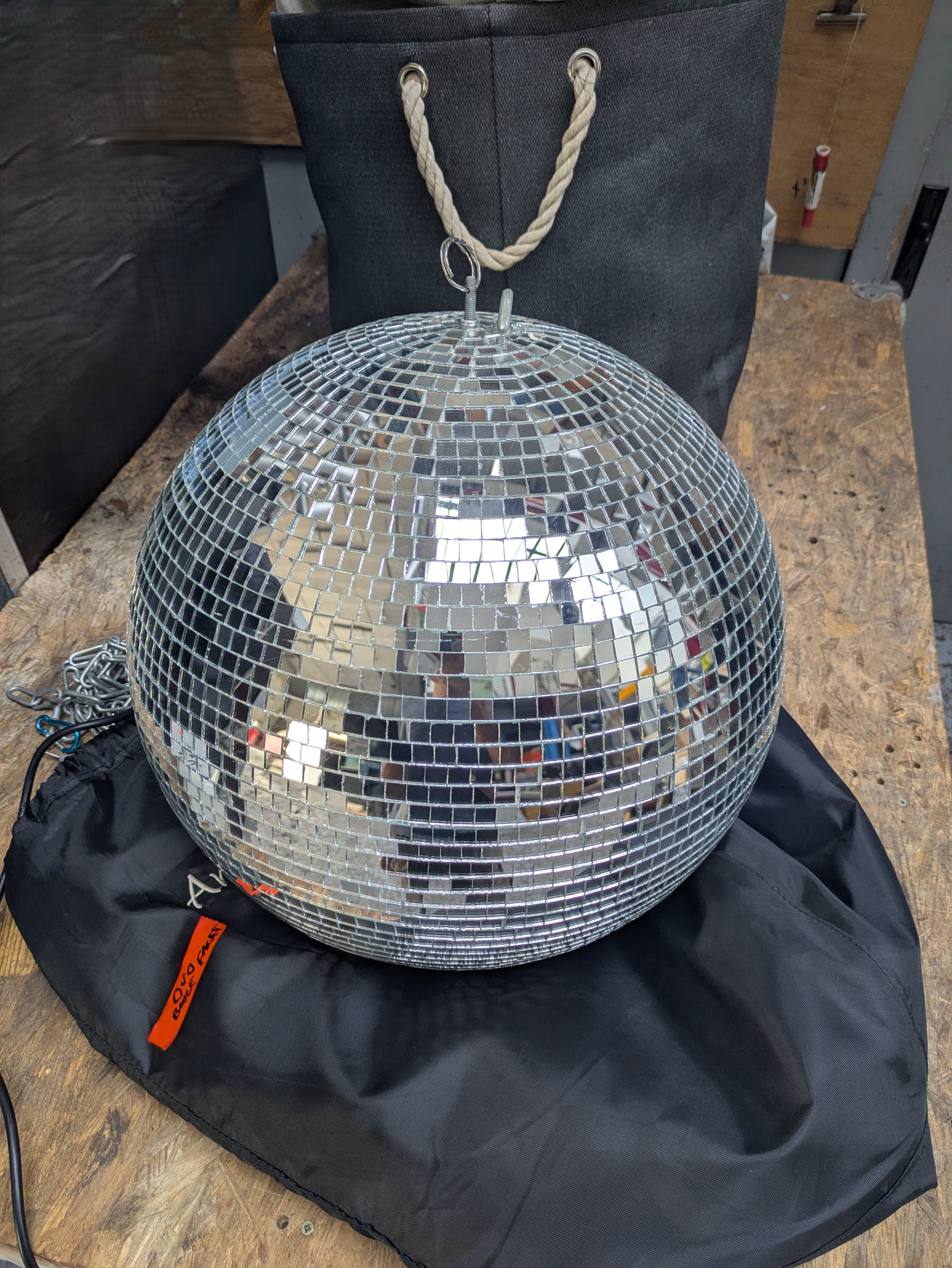 Vends Boule à Facette 40cm avec son moteur et chaine à maillon et son sac de transport