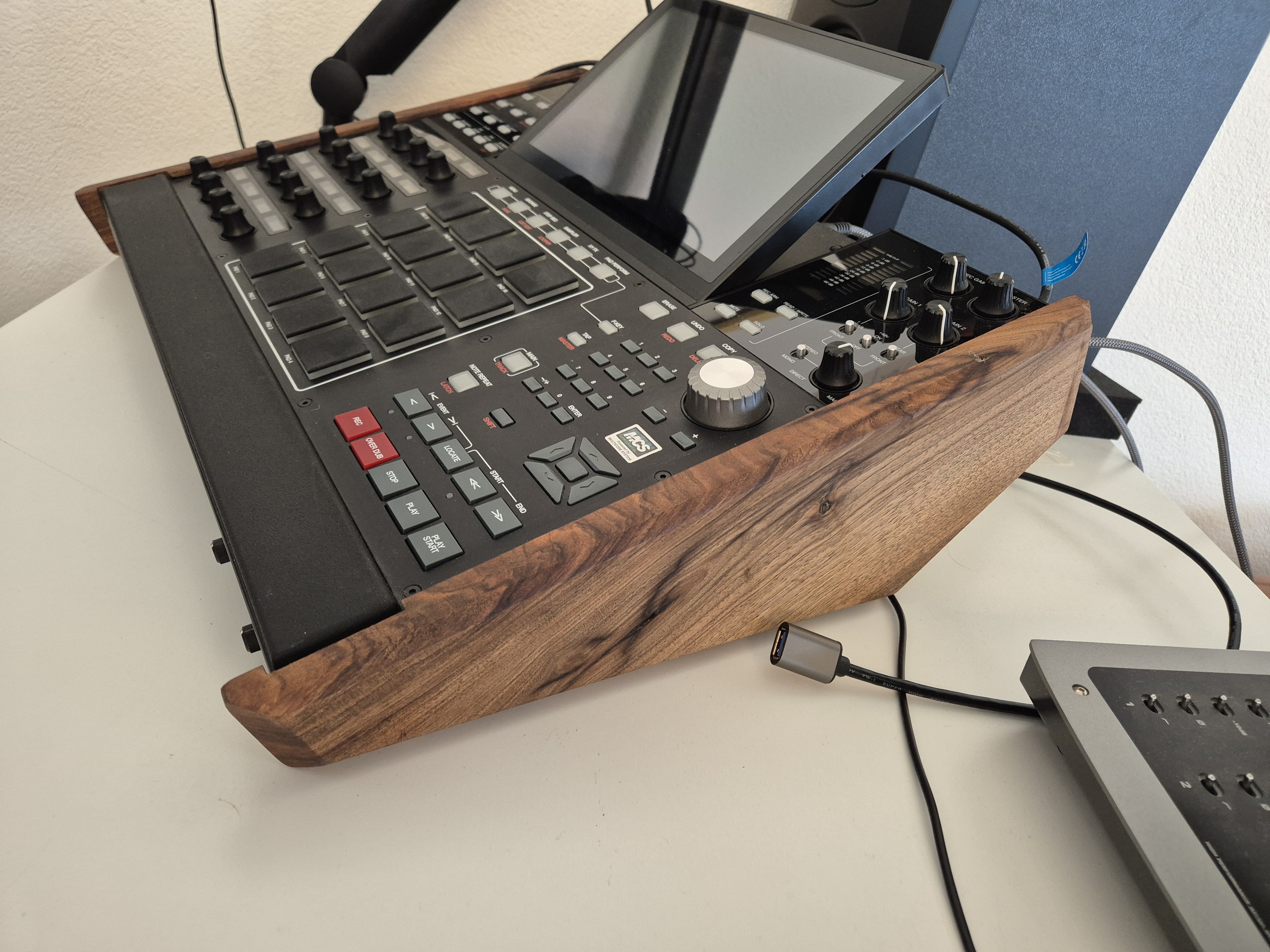 Joues bois (noyer massif) sur mesure pour Akai MPCX