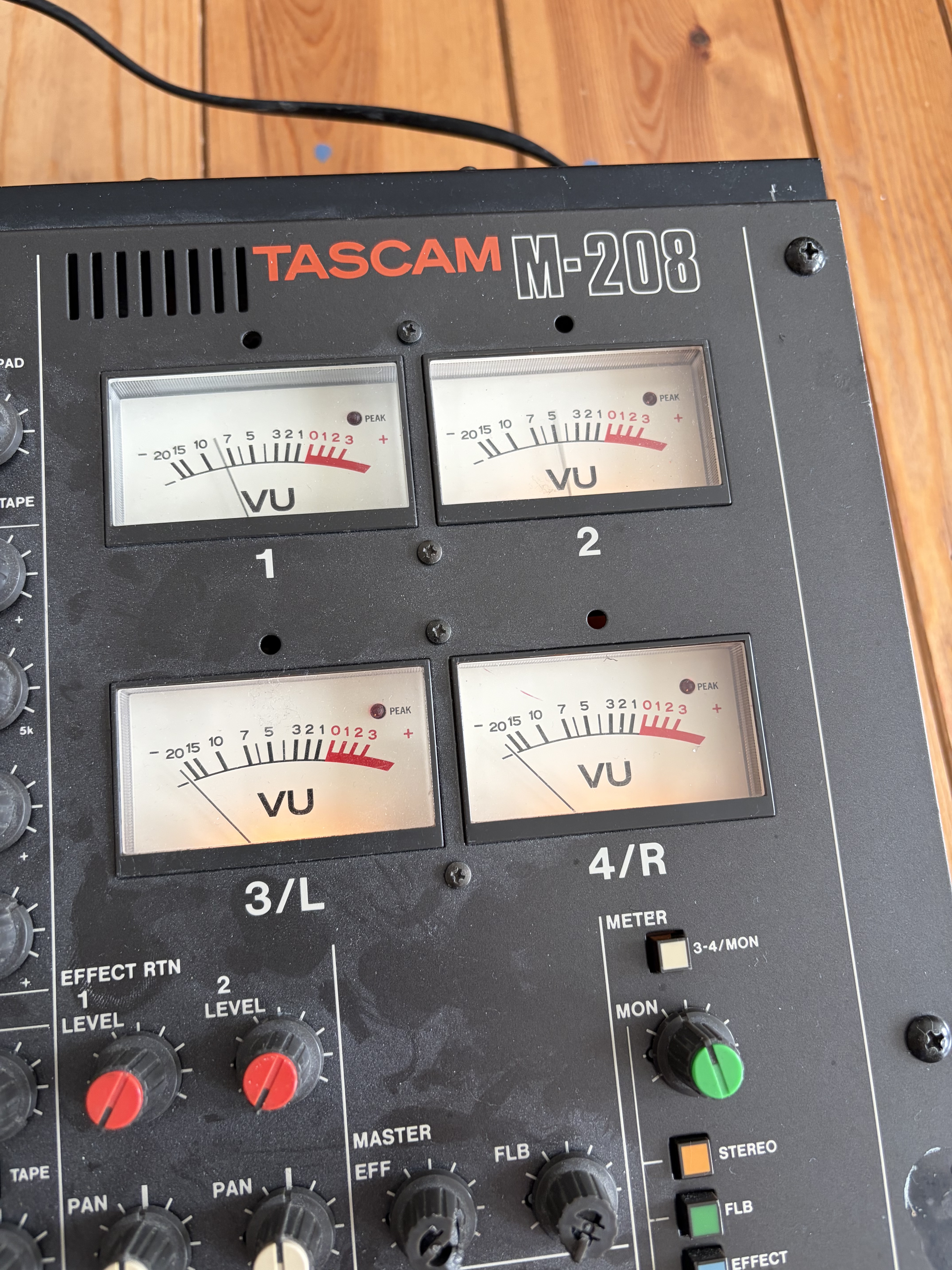Tascam M-208 (8393)