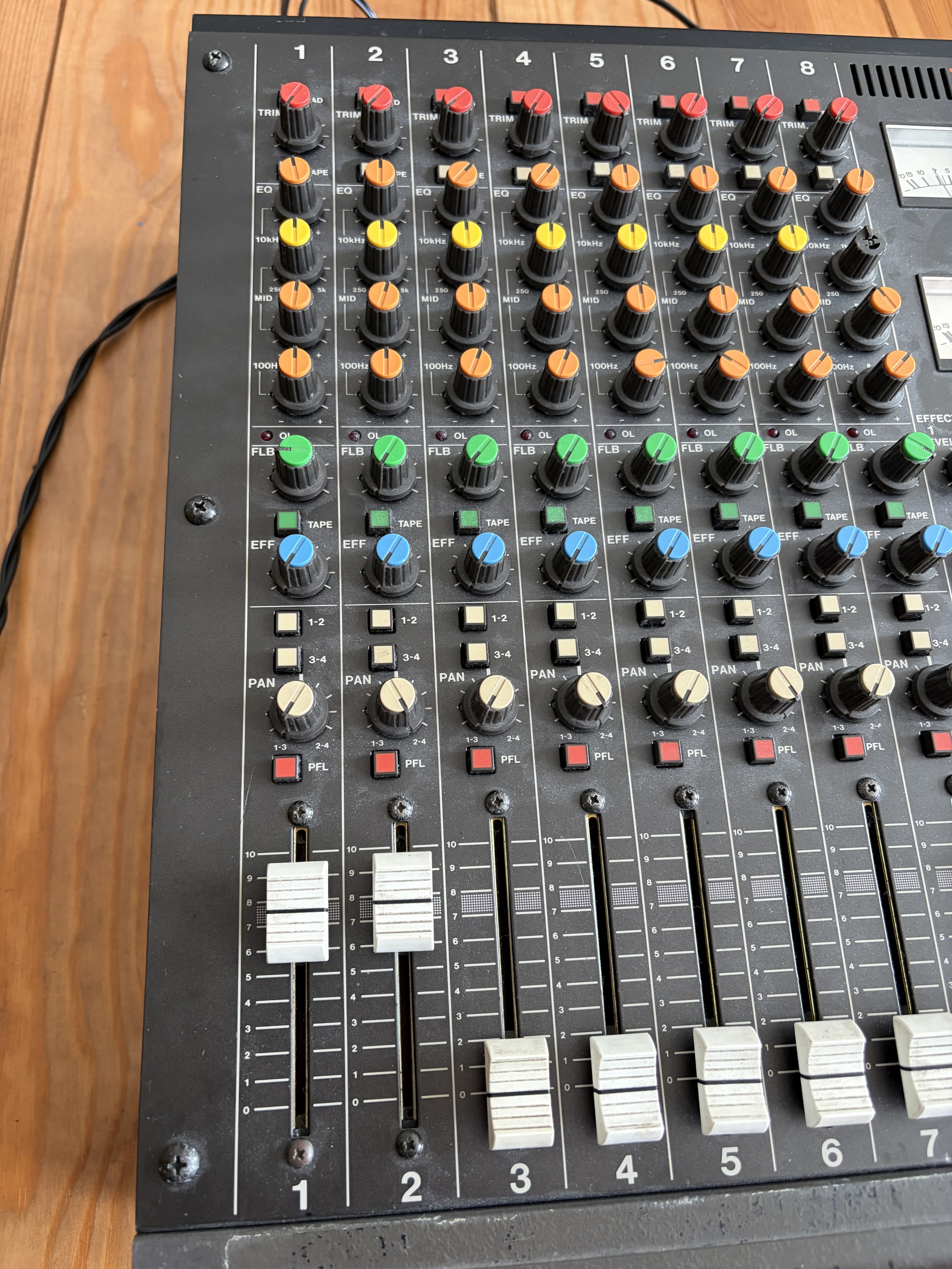 Tascam M-208 (30948)