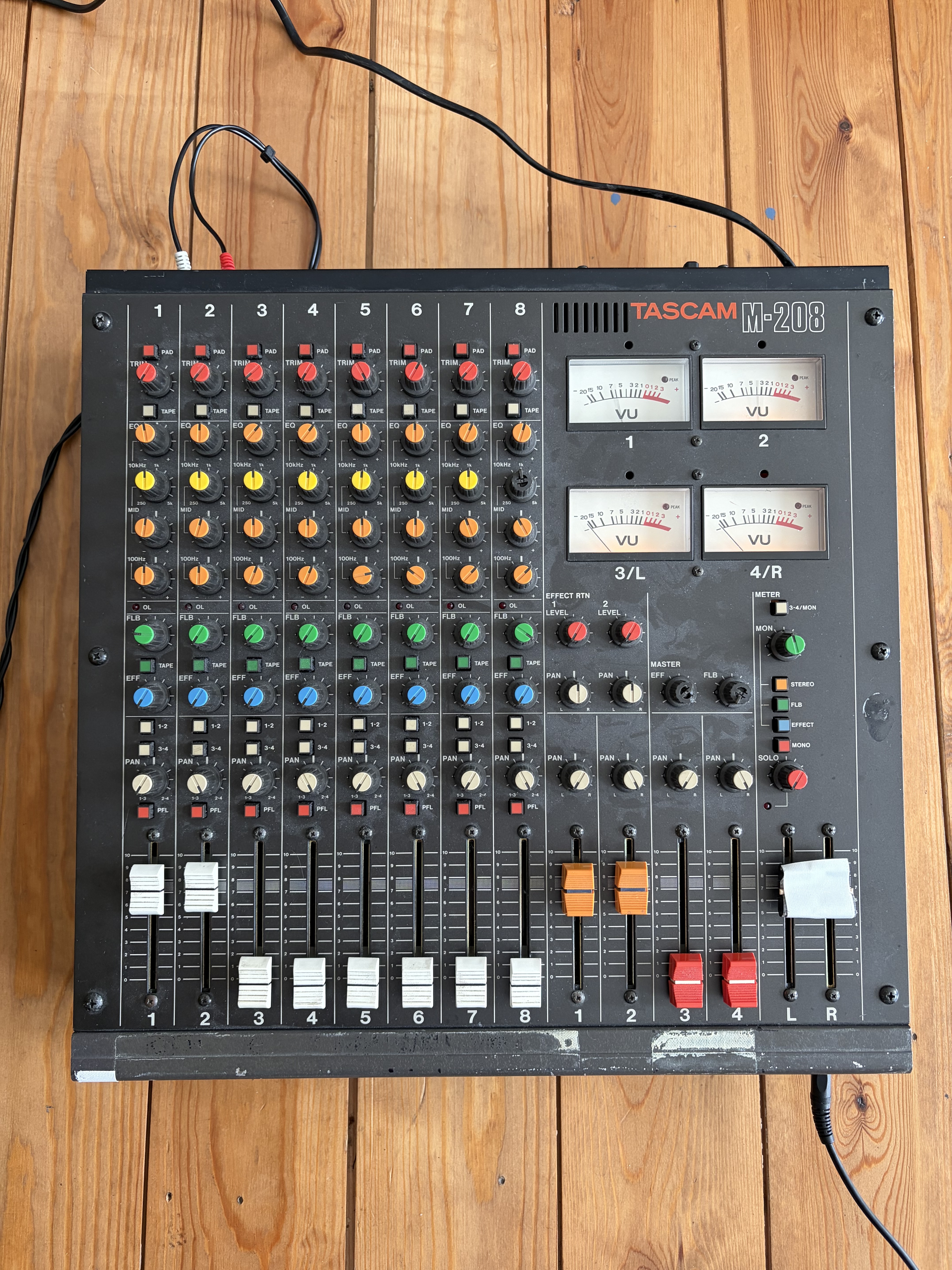 Tascam M-208 (76197)