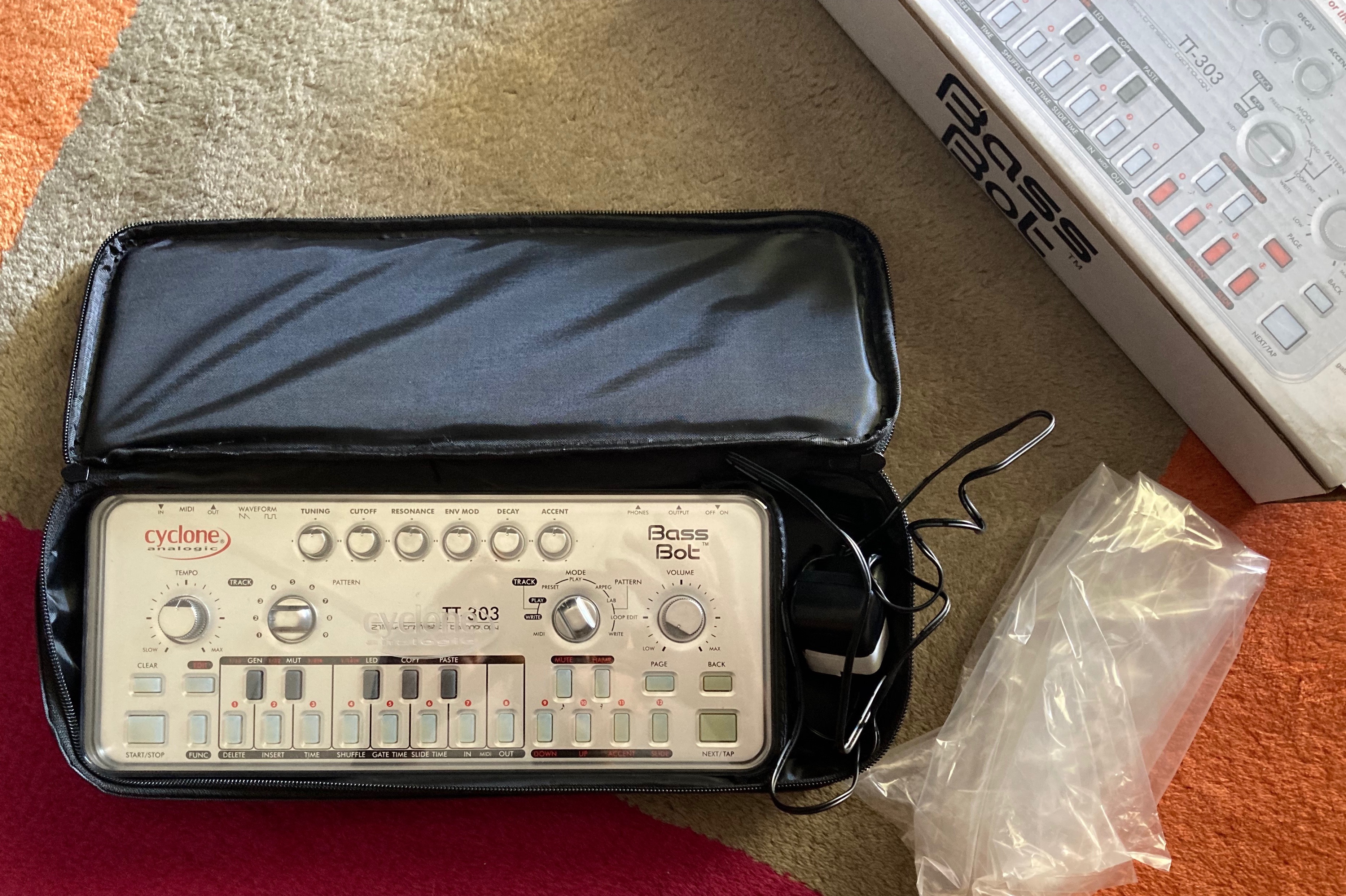 Cyclone Analogic Bass Bot TT-303 V2 (32082)