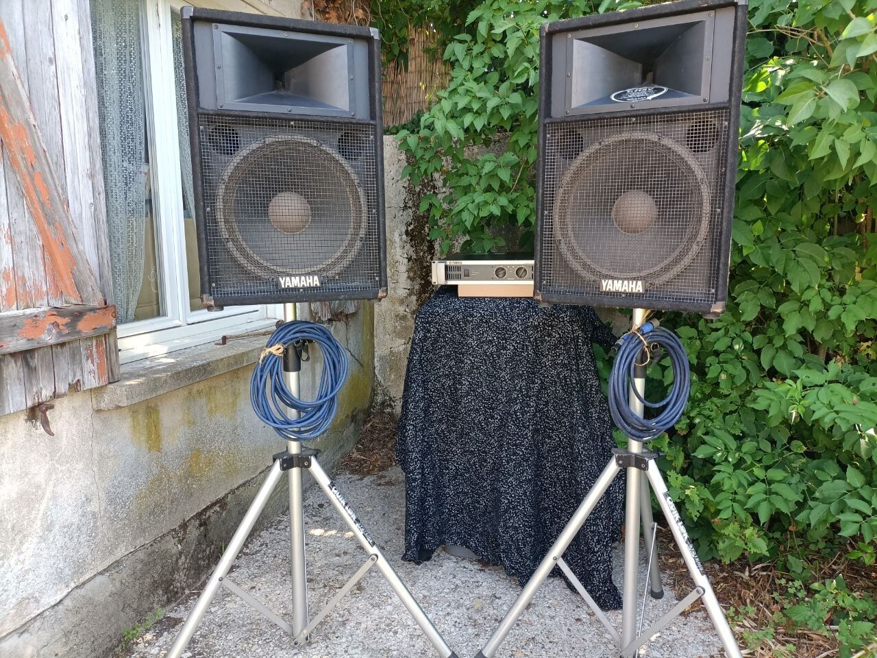 Ensemble Sono Yamaha : Ampli Yamaha P5000S, 2 enceintes Modèle S 115 V, 1 paire de pied,  2 Cables Speakon 10 Mètres