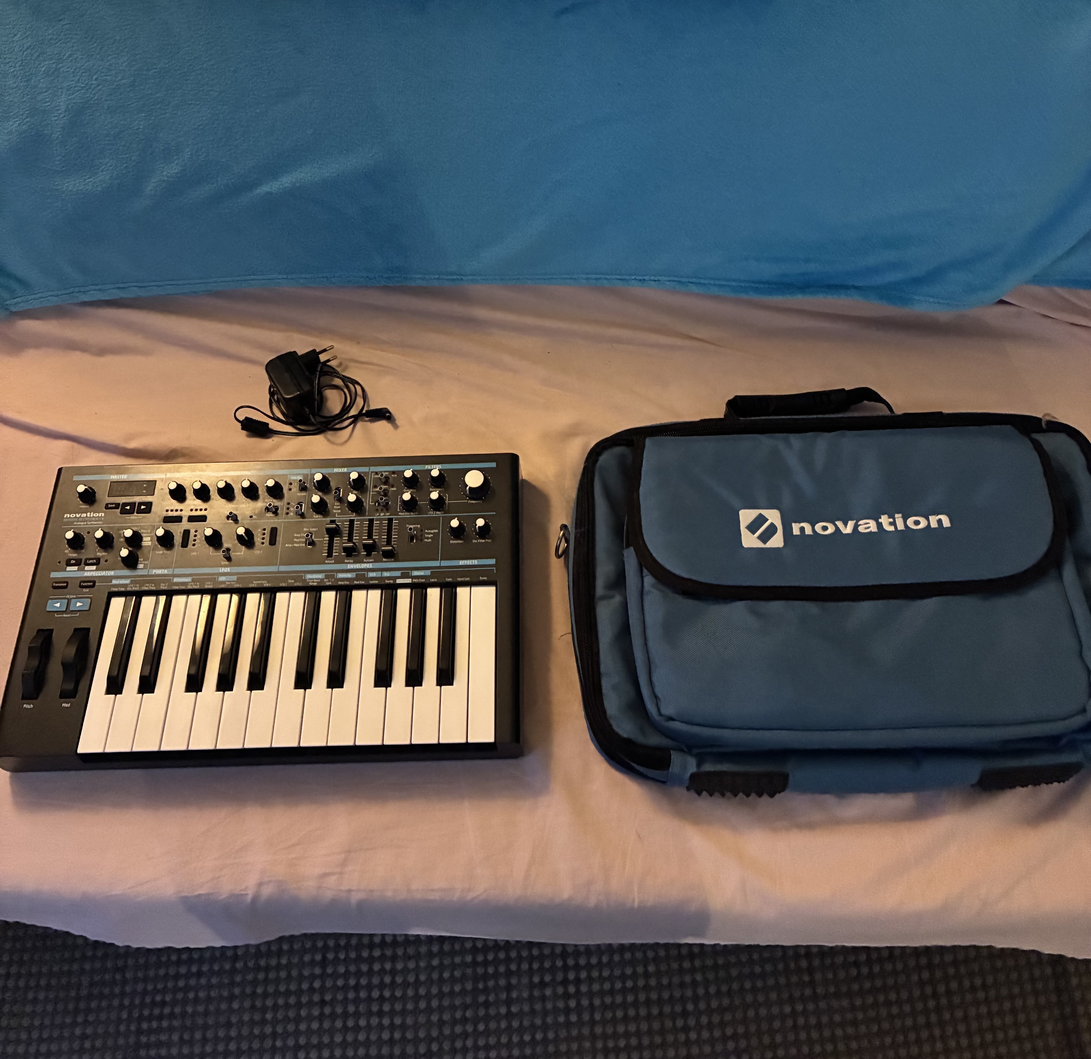 Vend Bass Novation II + housse État neuf 
