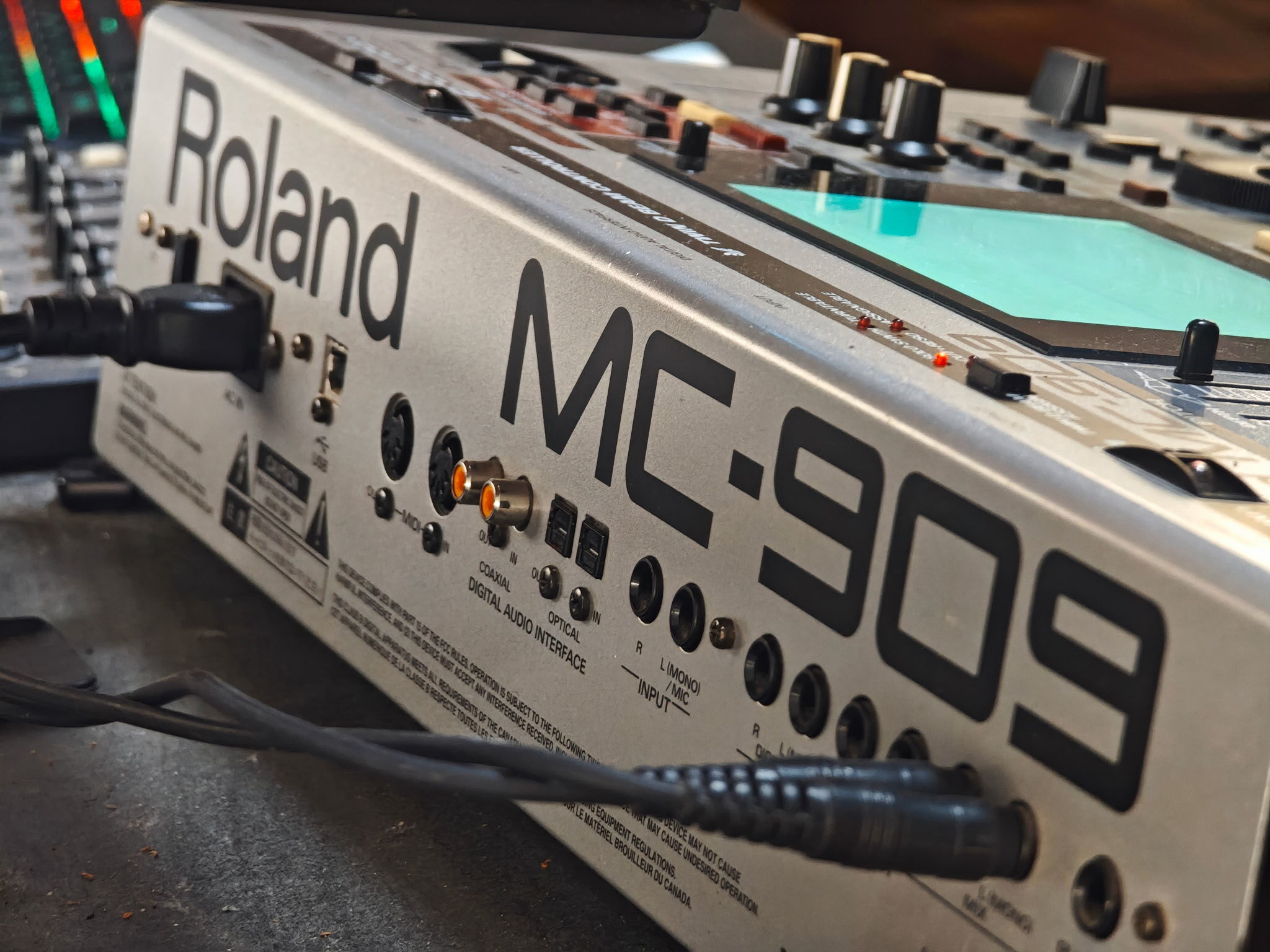 Roland MC-909 Sampling Groovebox (74974)