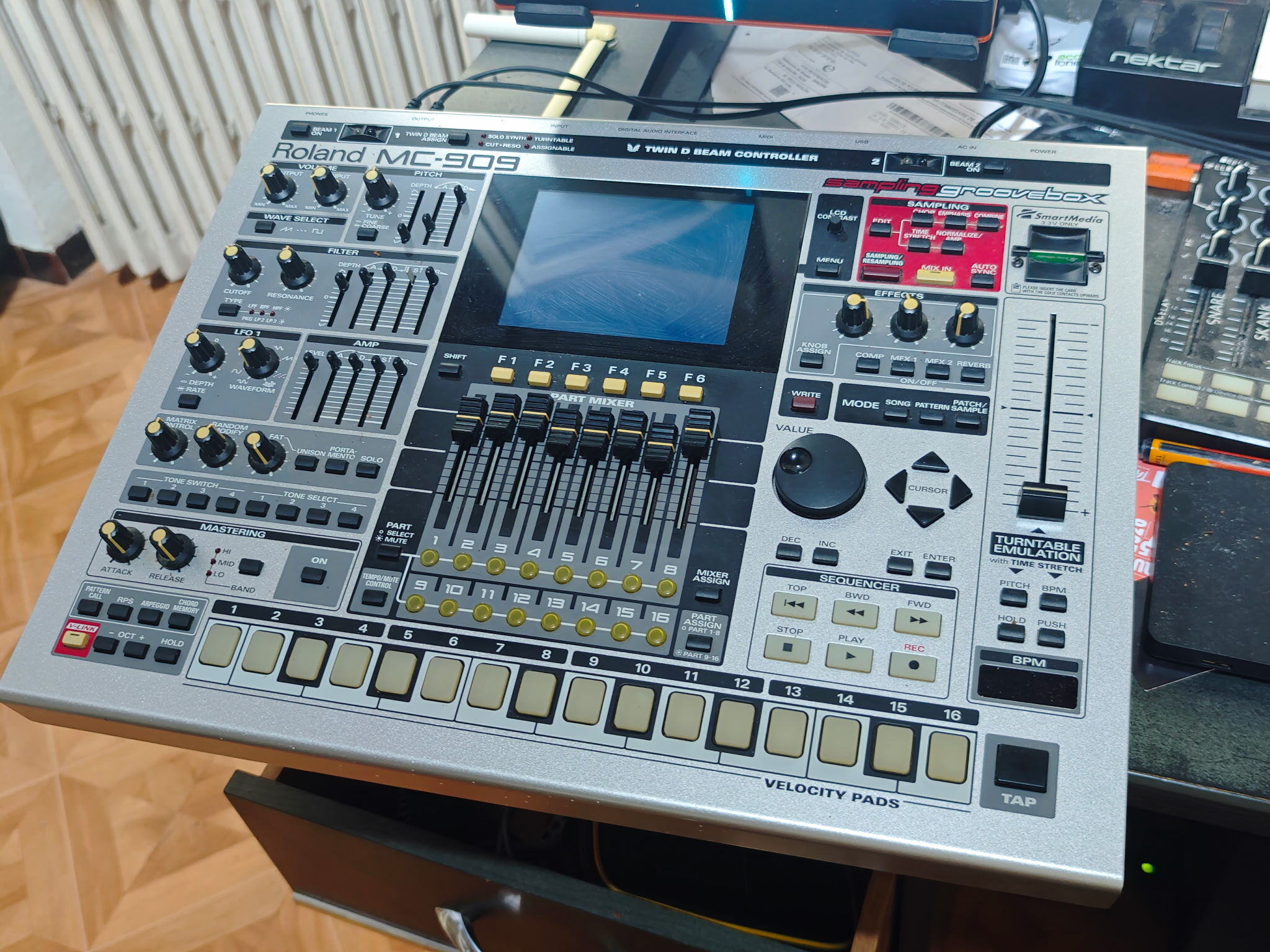 Roland MC-909 Sampling Groovebox (63595)