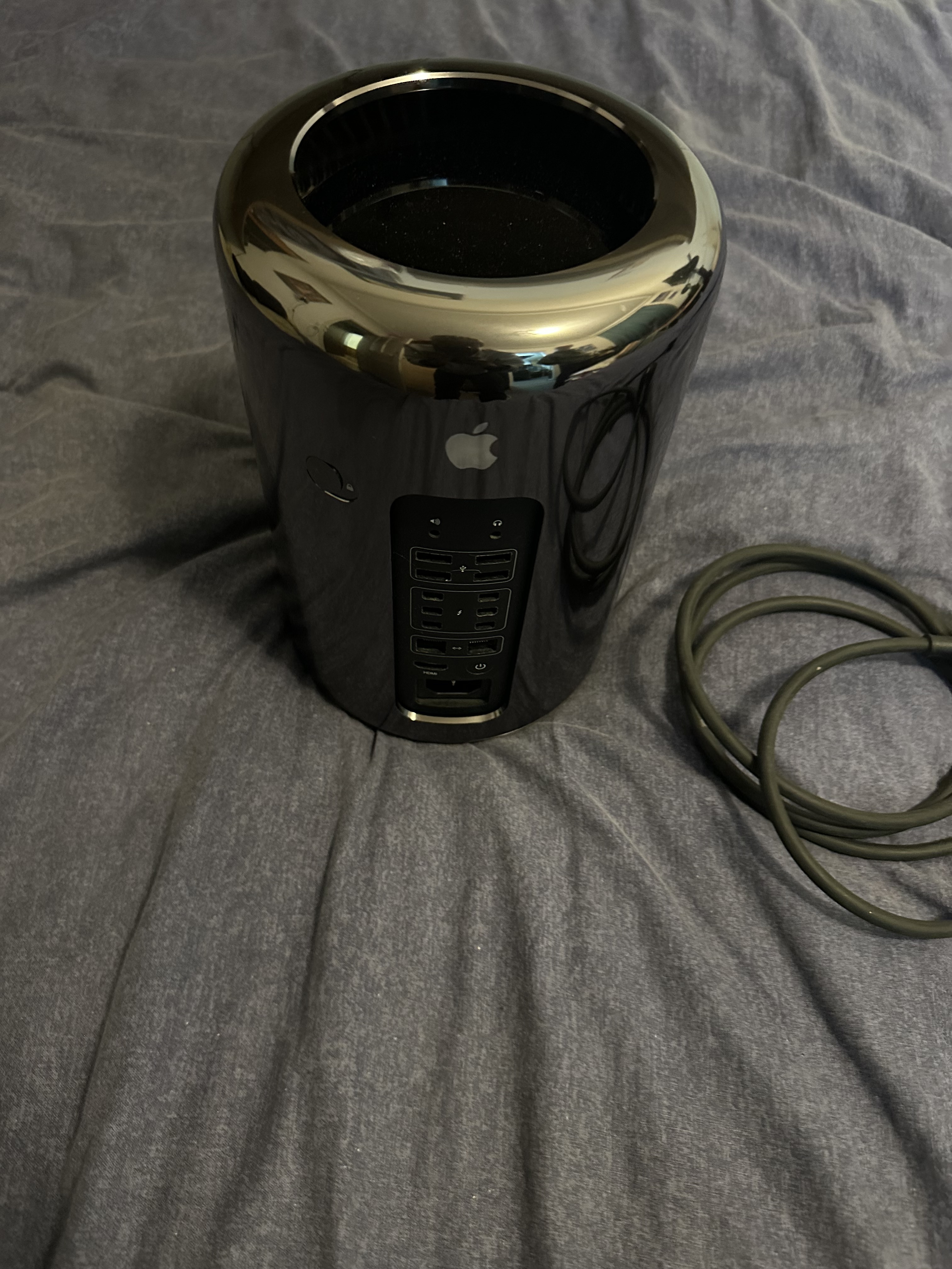Mac Pro Apple 2013 Xeon 8 cœurs 32 Go D700 1 To SSD + Sac WaterField