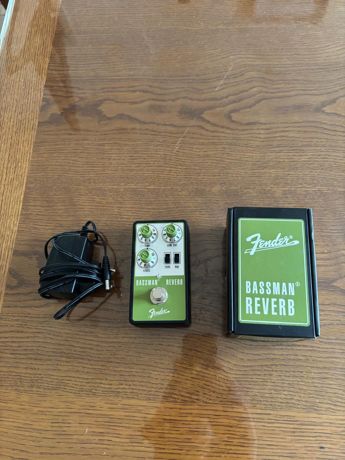 Je vends une pédale Fender Bassman Reverb.