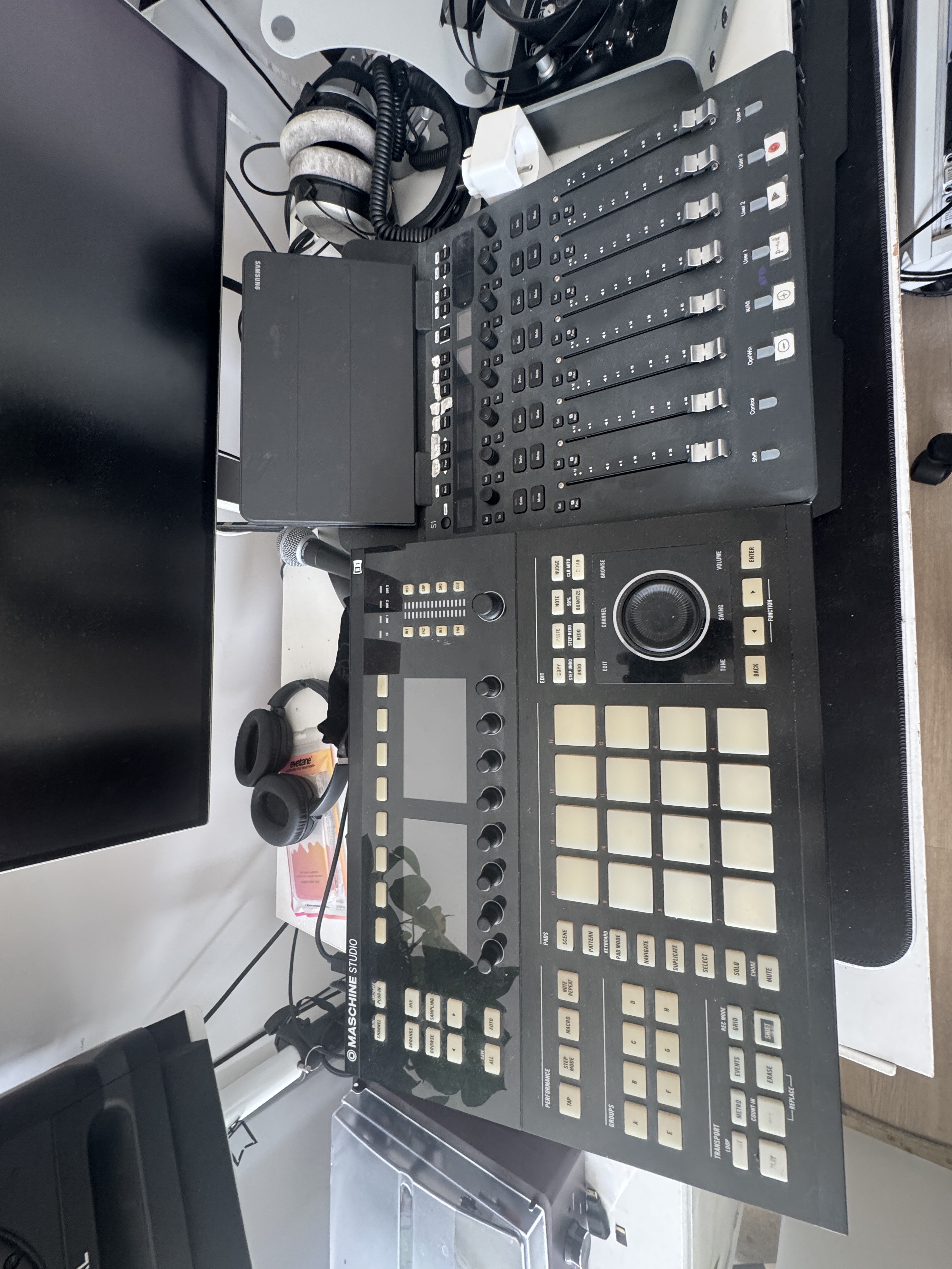 Native Instruments Maschine Studio (31982)