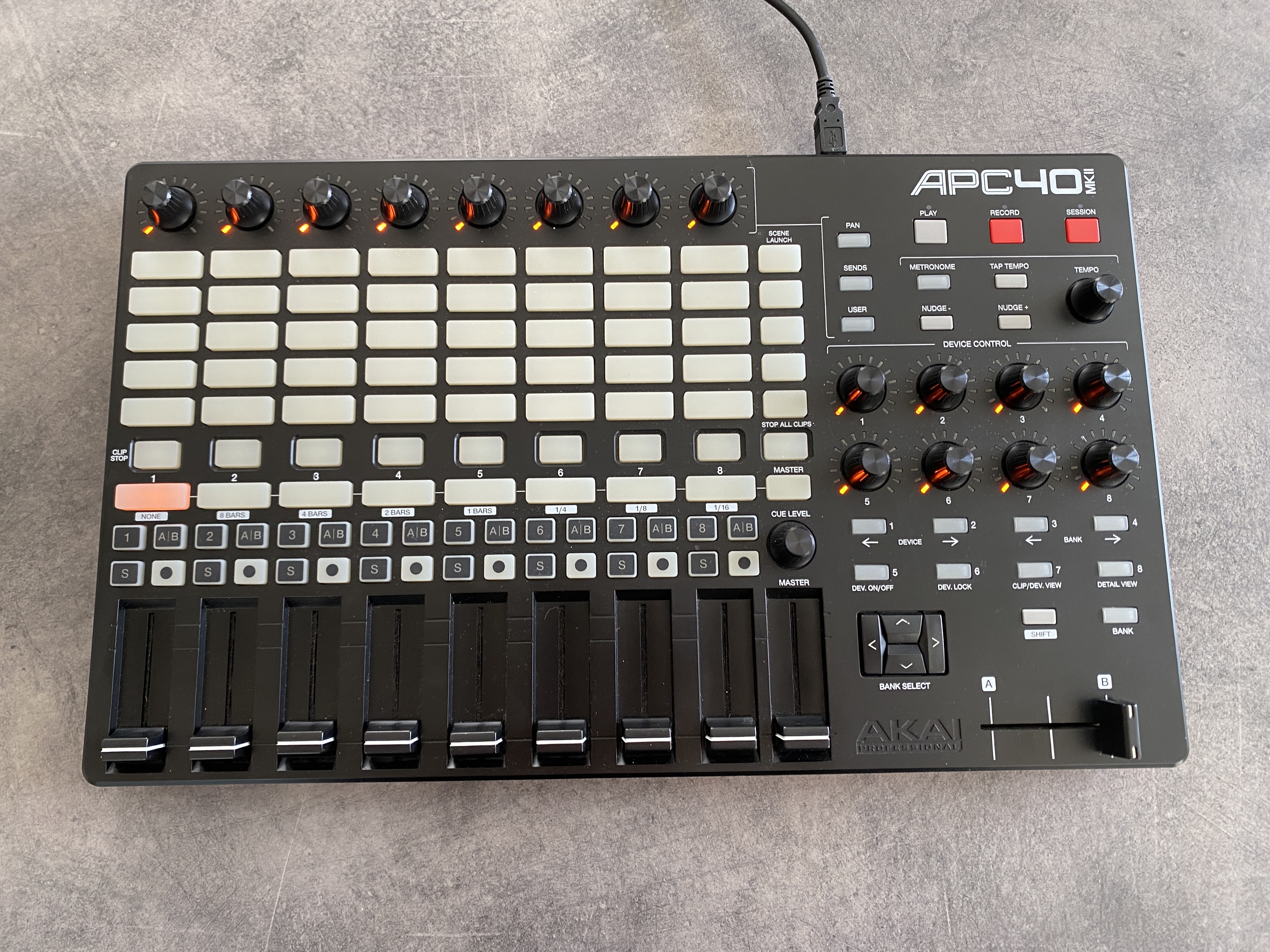 Vends Akai Professionnal APC40 mkII avec Decksaver