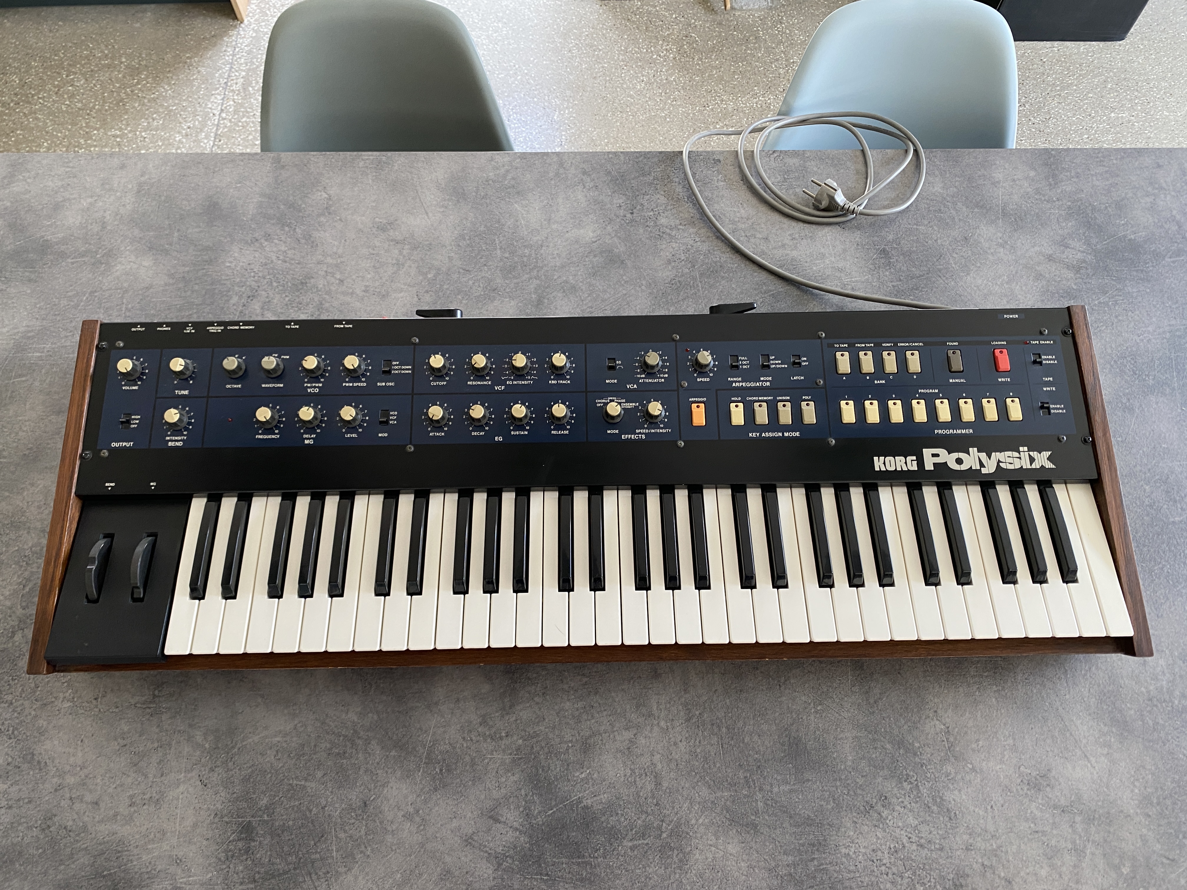 Vends Korg Polysix avec kit midi, cover tissus et flycase