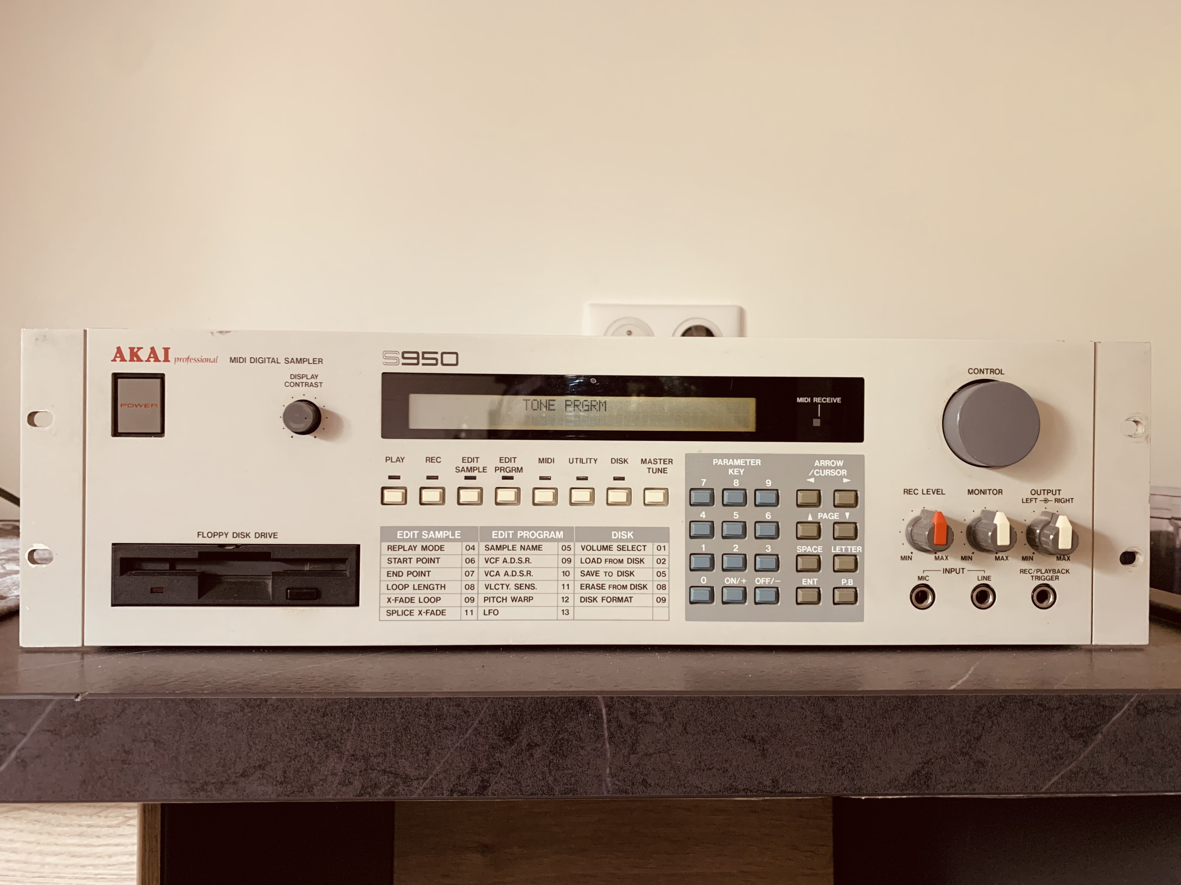 Akai S950