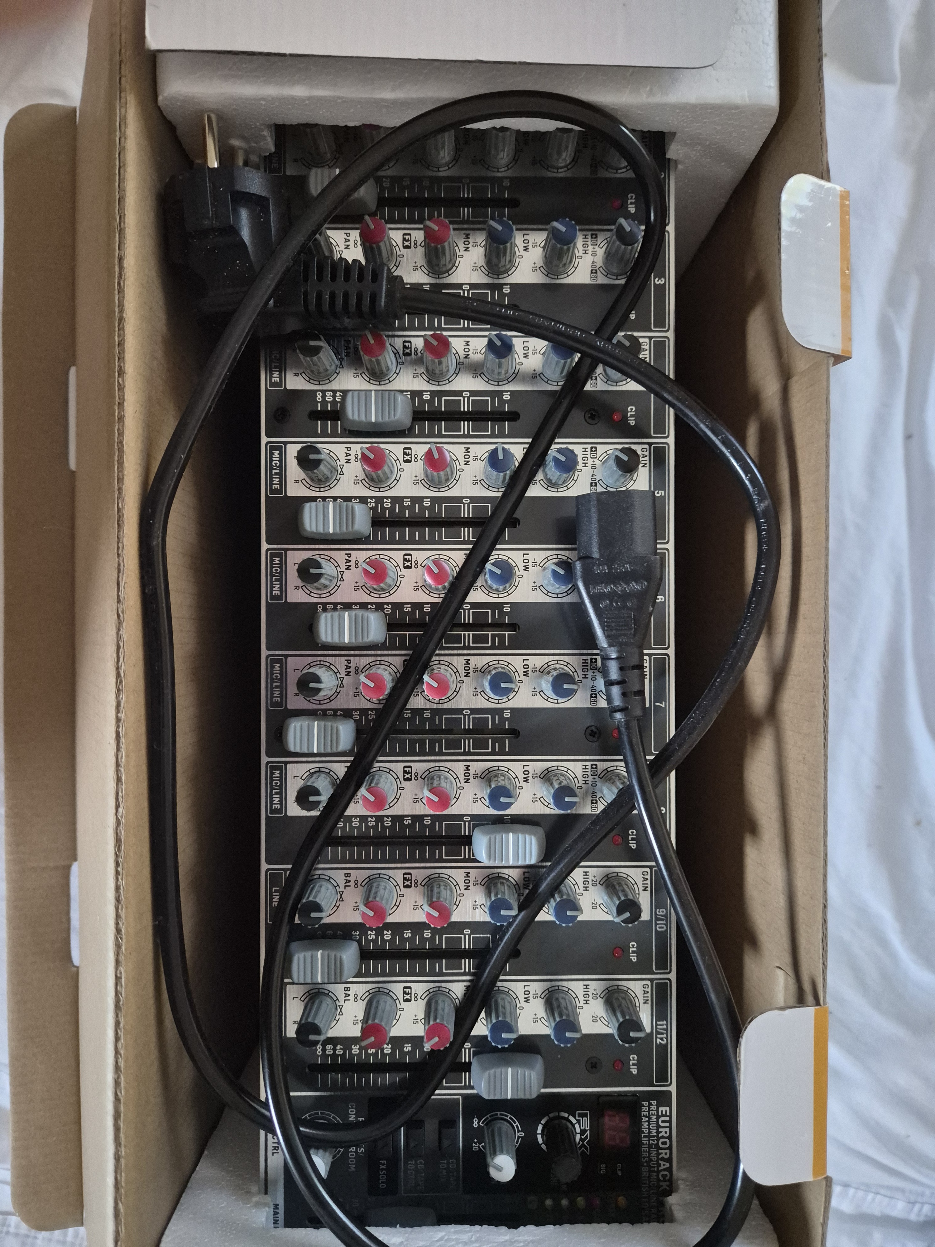 Vends Eurorack RX1202FX V2 berhinger
