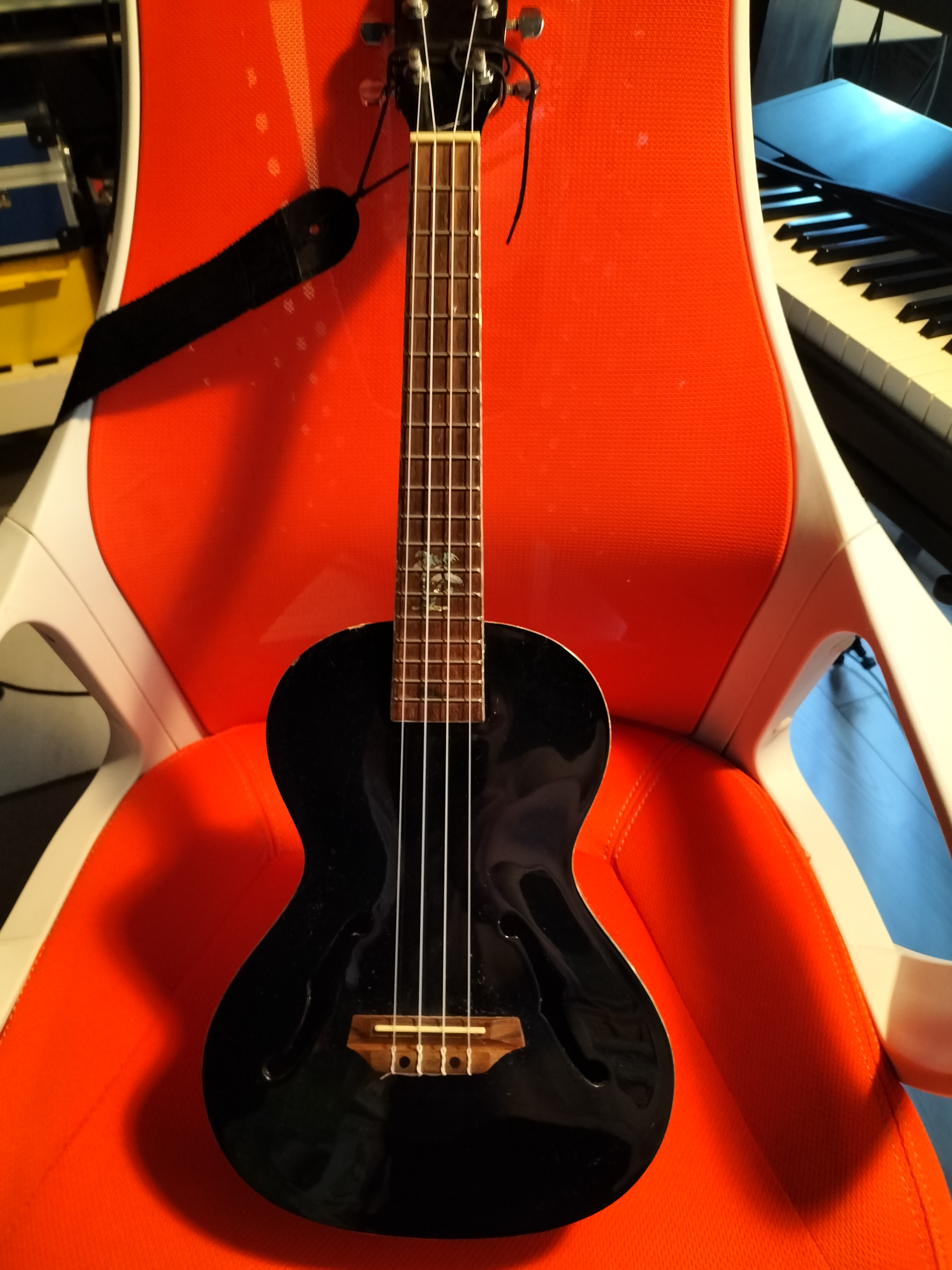 Ukulele Tenor KALA Electroacoustique / Modèle : KA-JTE_BK (ref Jazz7)