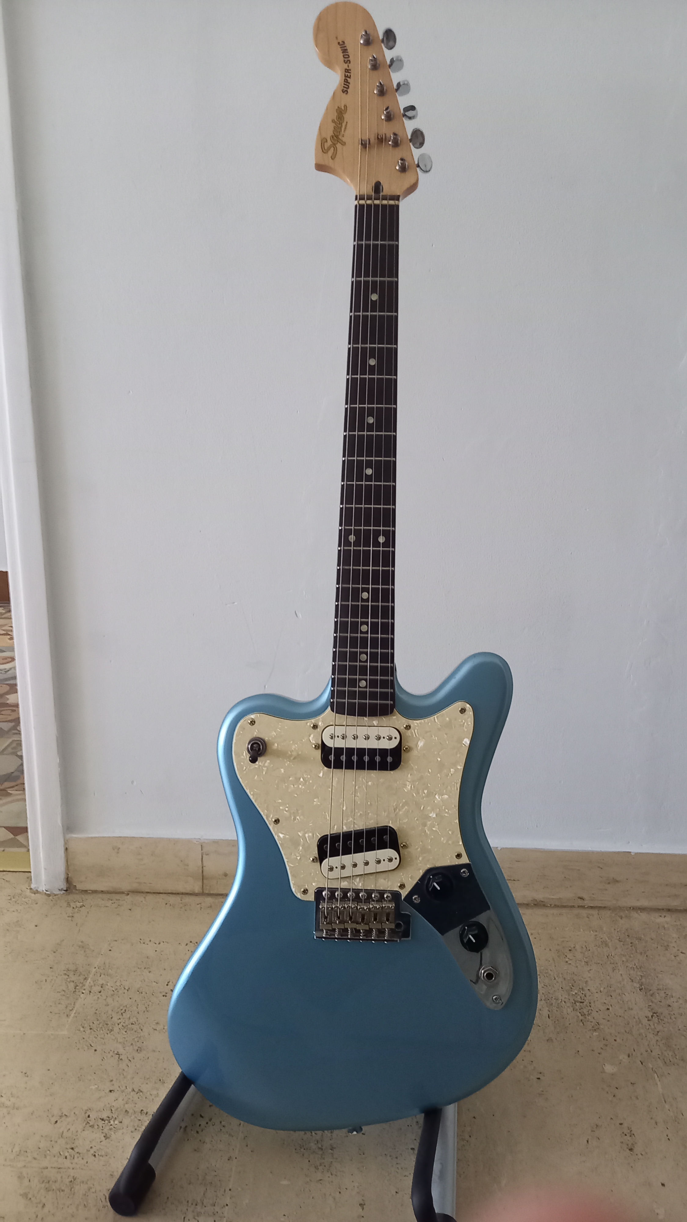 Squier Paranormal Super-Sonic finition Ice Blue Metallic