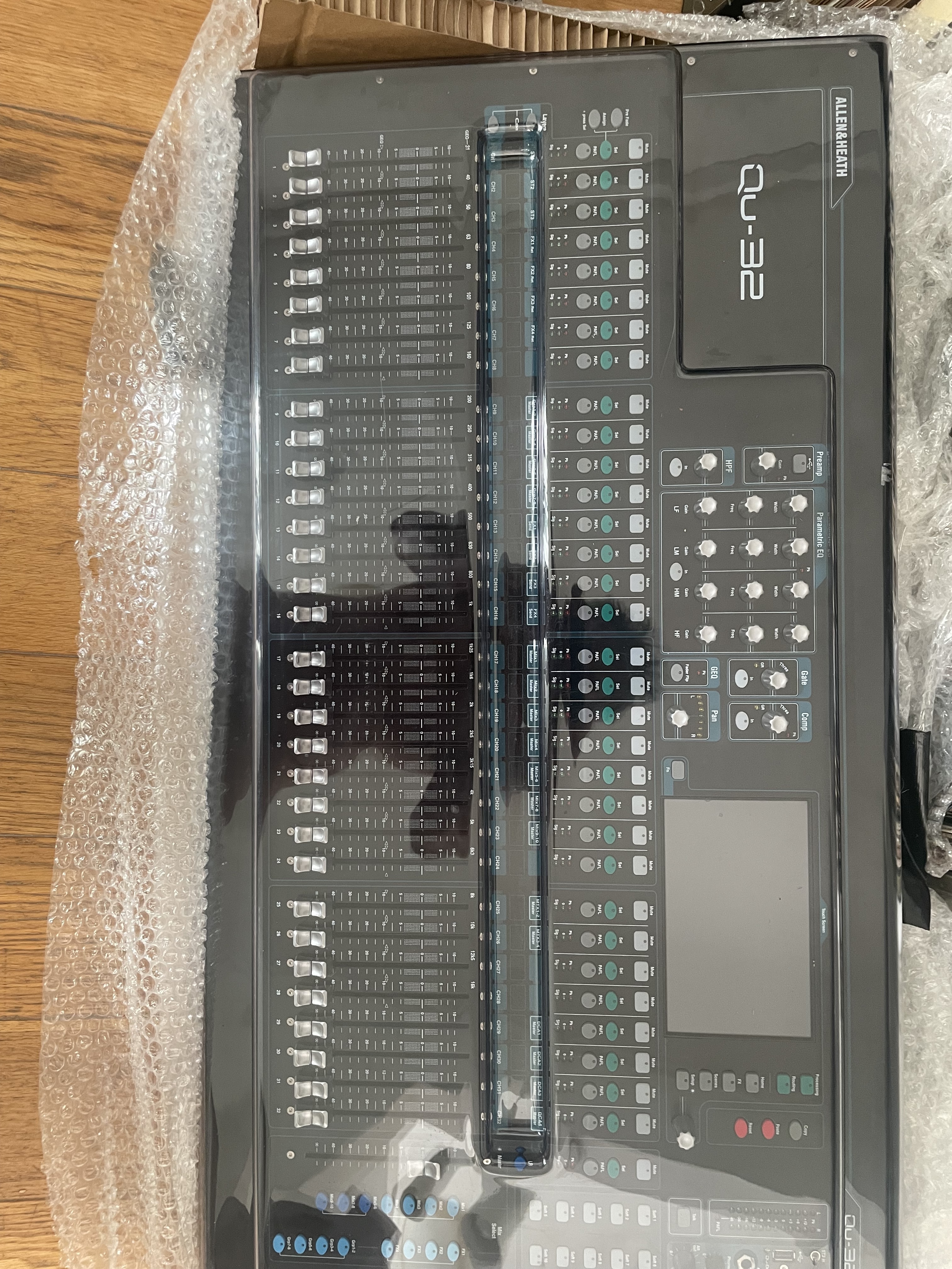 Allen & Heath QU-32 + protection plastique Allen & Heath – sous garantie
