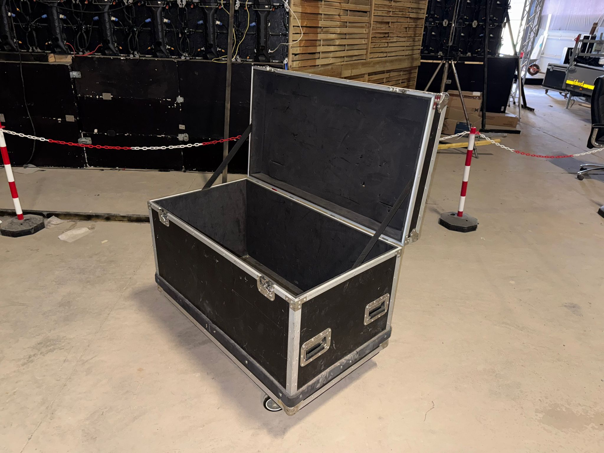 Grand flight case professionnel sur roulettes