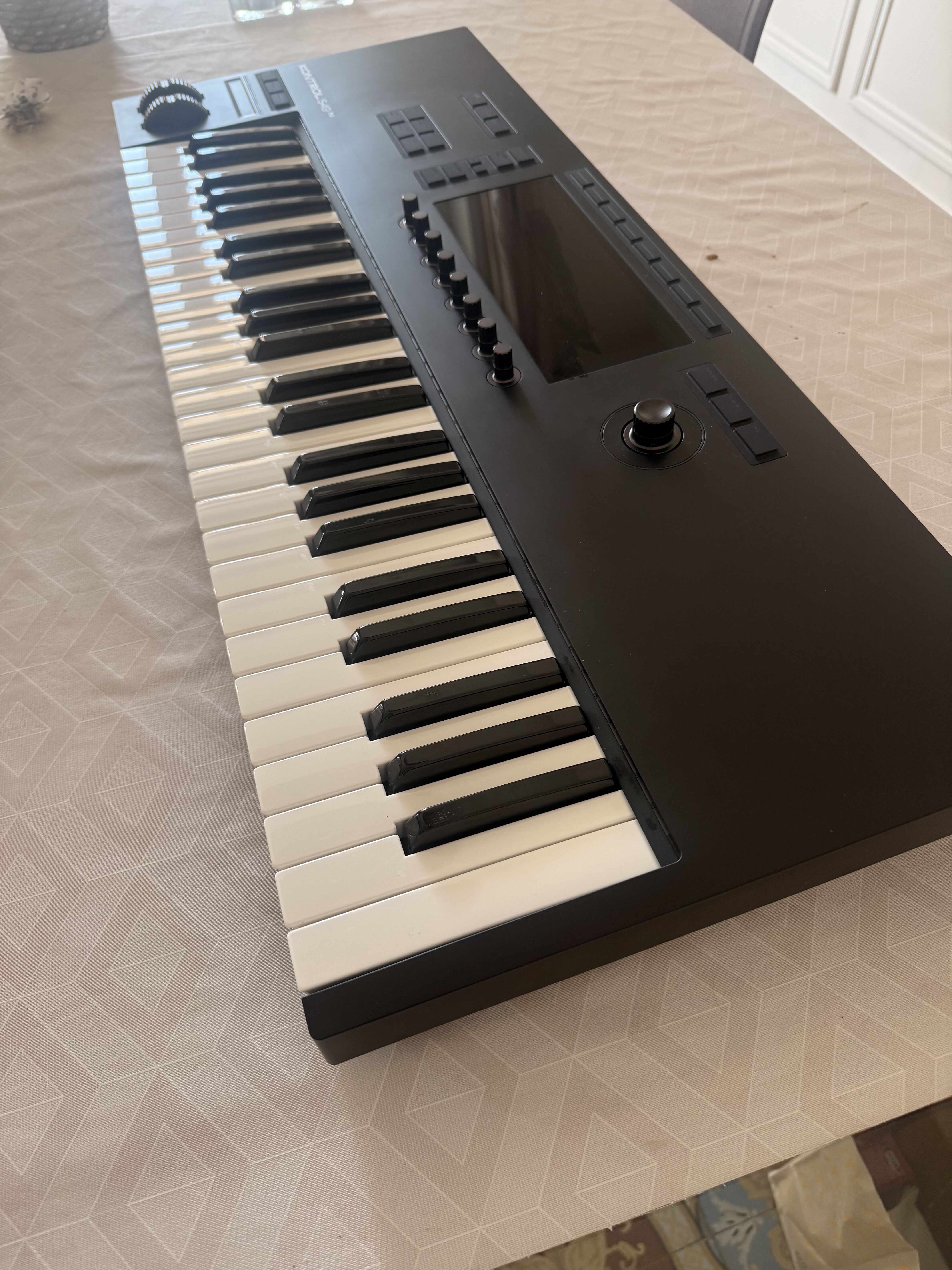 Komplete Kontrol s49 mk3 , Etat neuf utilisé 4 fois.
